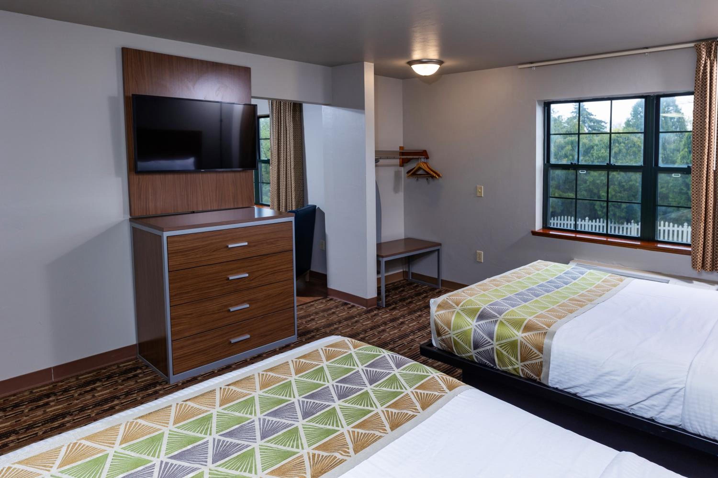 One-Bedroom Queen Suite with Two Queen Beds - Photo 7