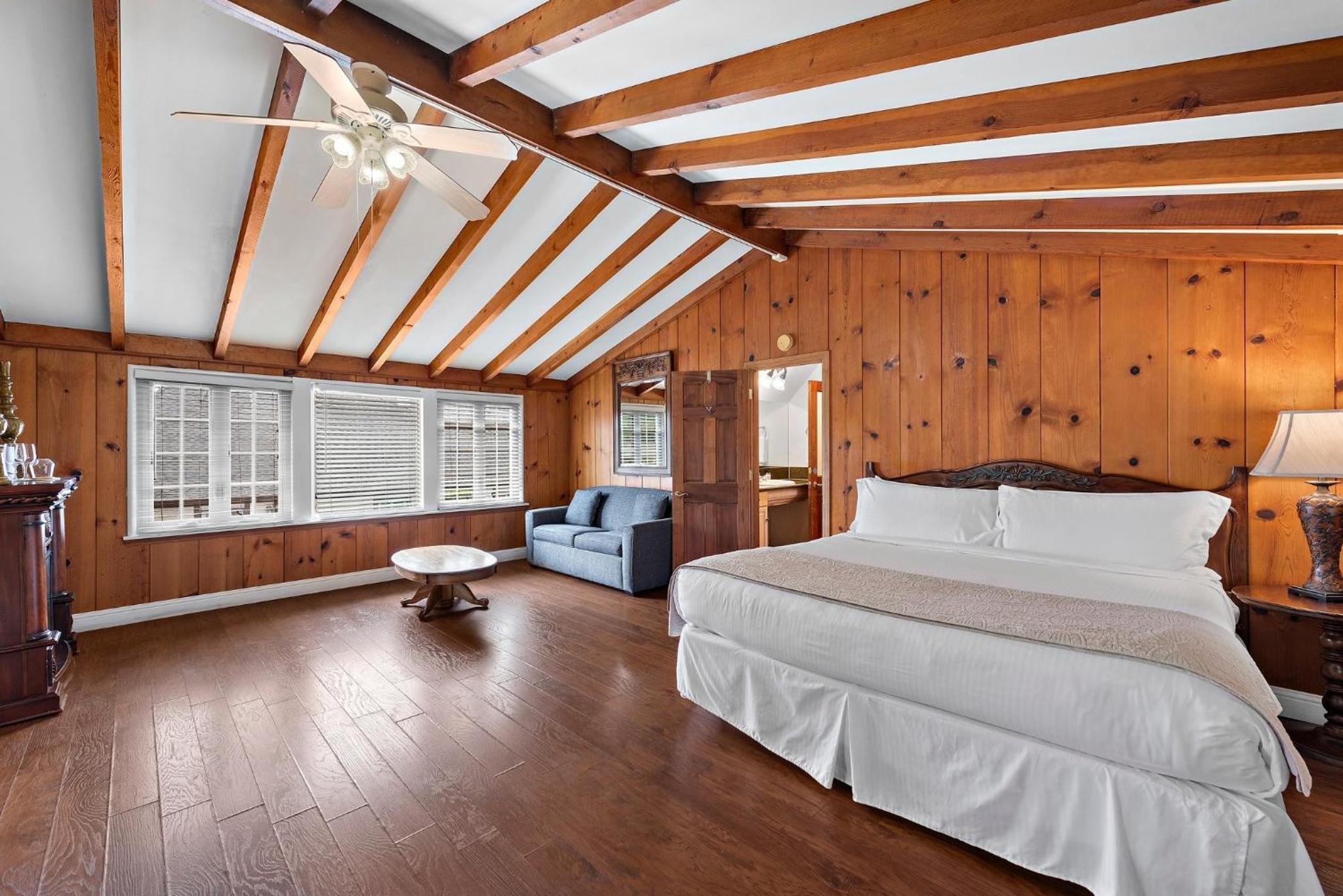 Solstice King Suite photo 3