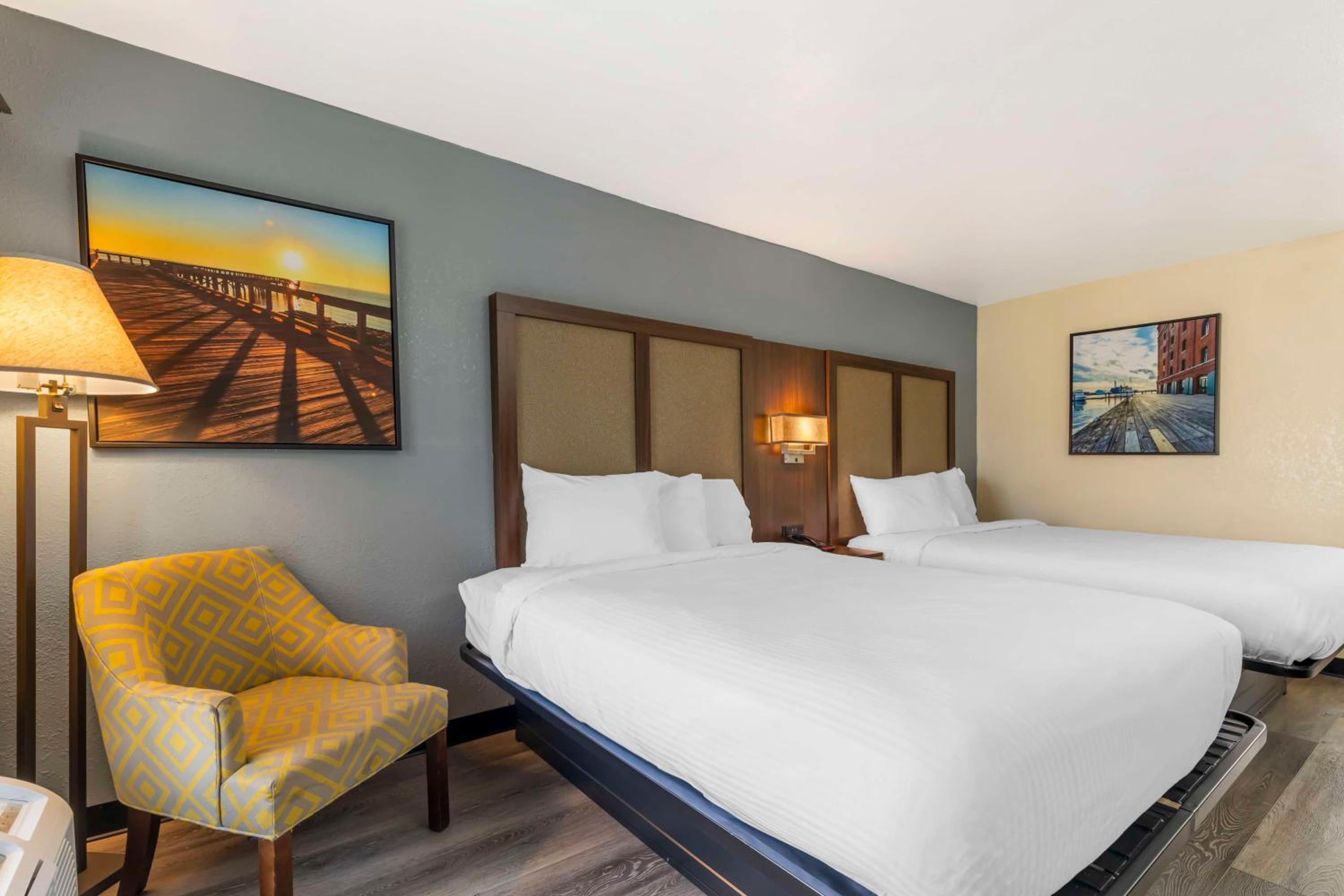 Queen Room with Two Queen Beds - Pet Friendly/Non-Smoking - Photo 3