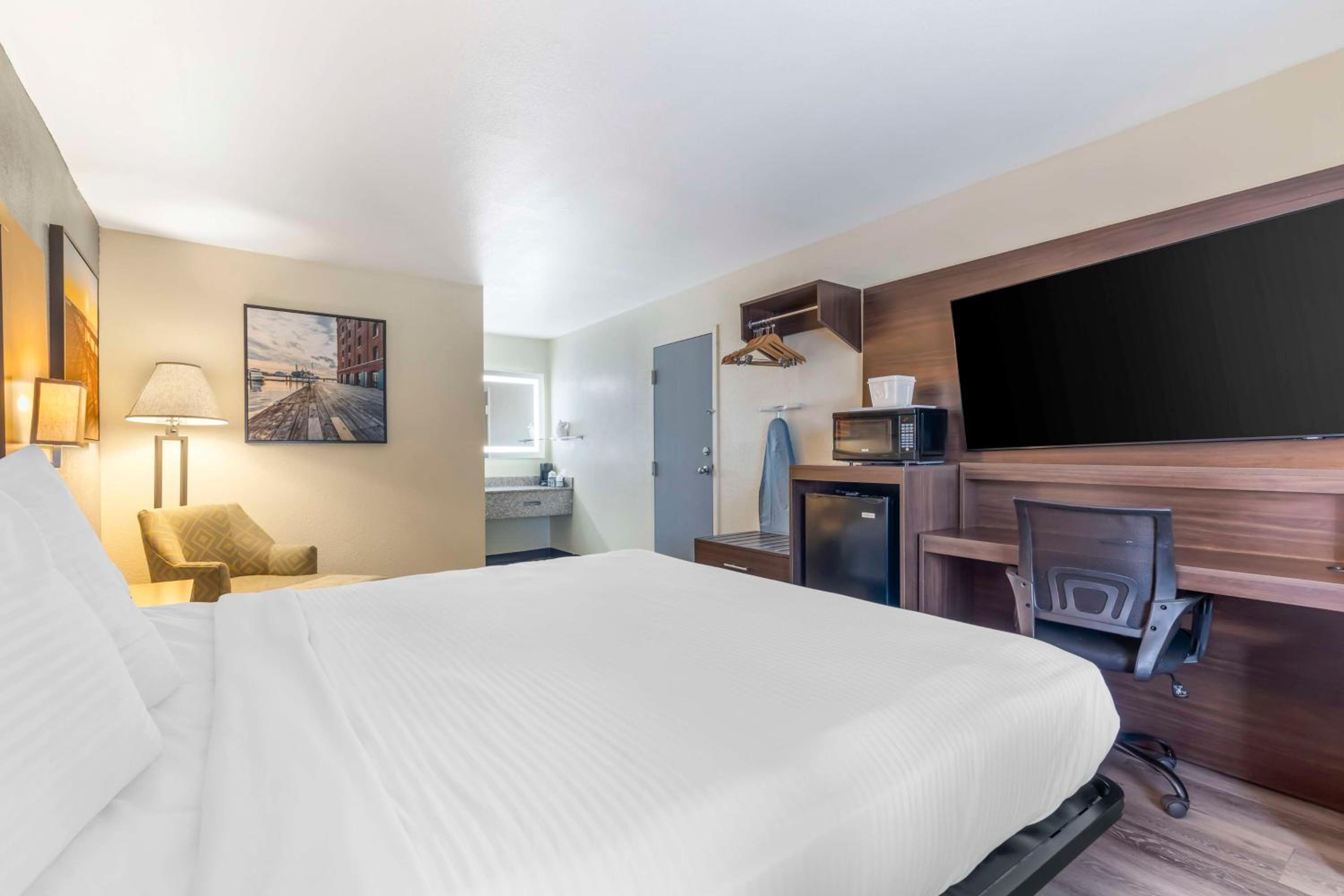 King Room - Non-Smoking - Photo 4