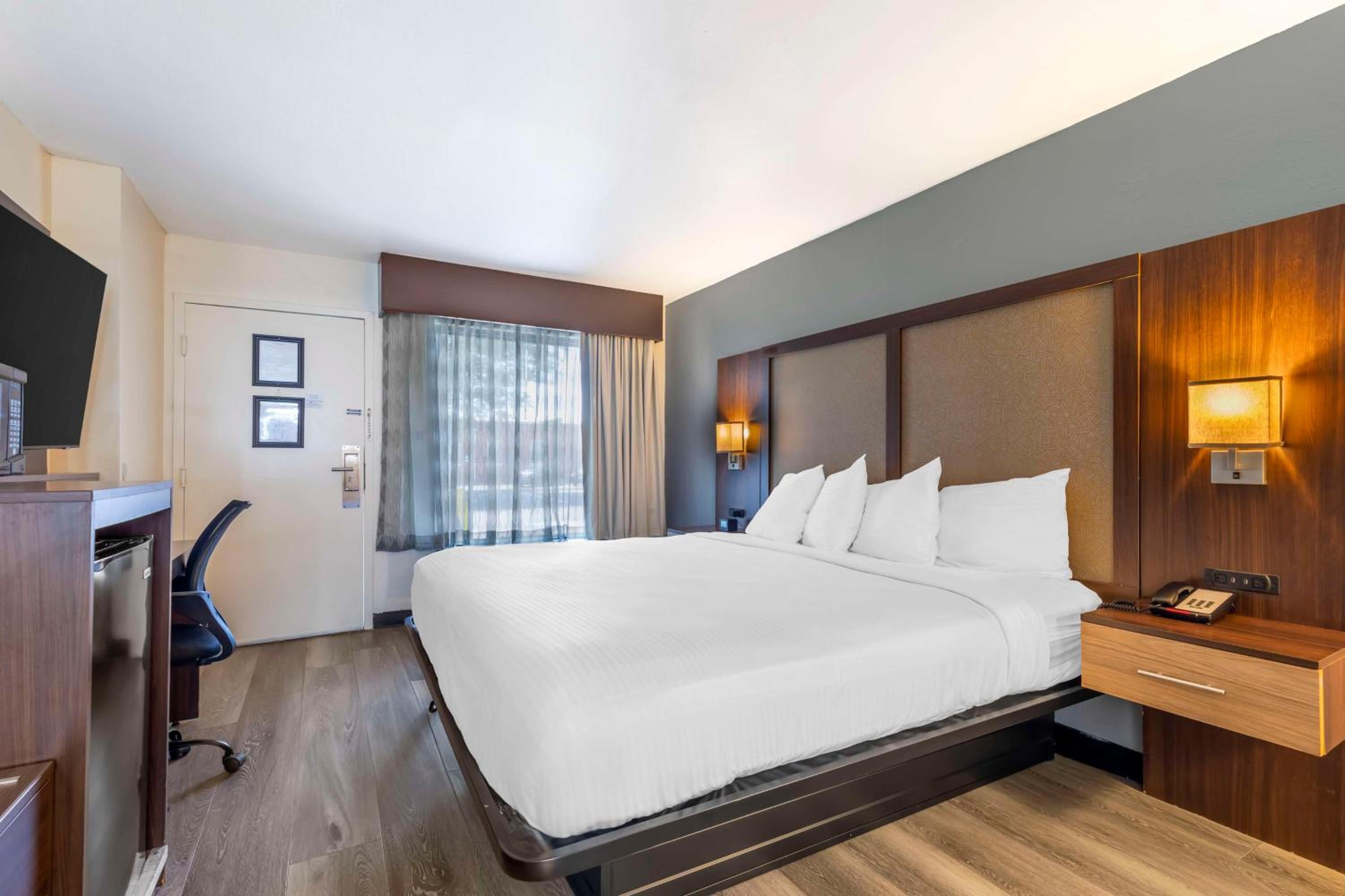 King Room - Non-Smoking - Photo 2