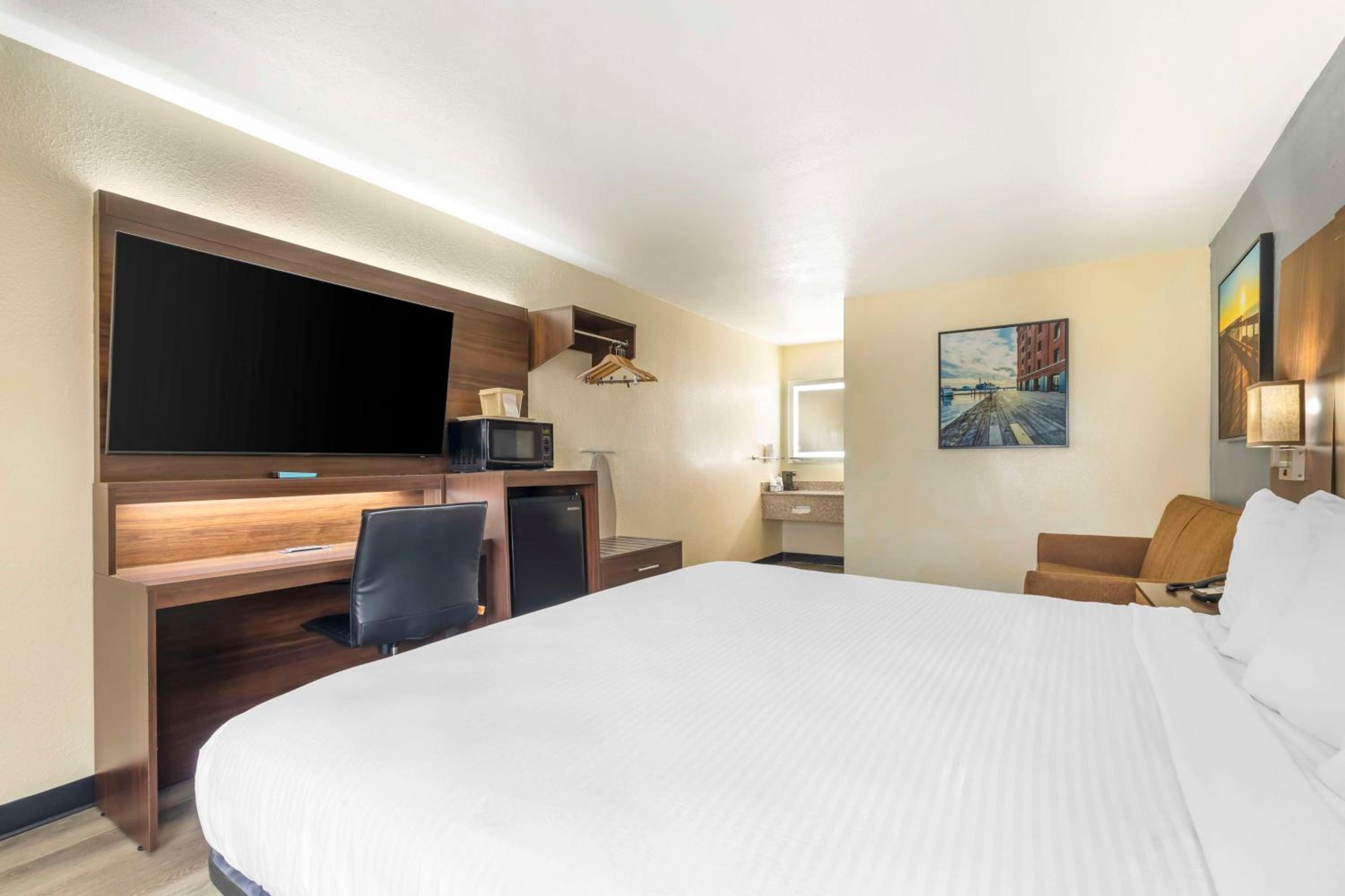 King Room with Sofa Bed - Non-Smoking - Photo 3
