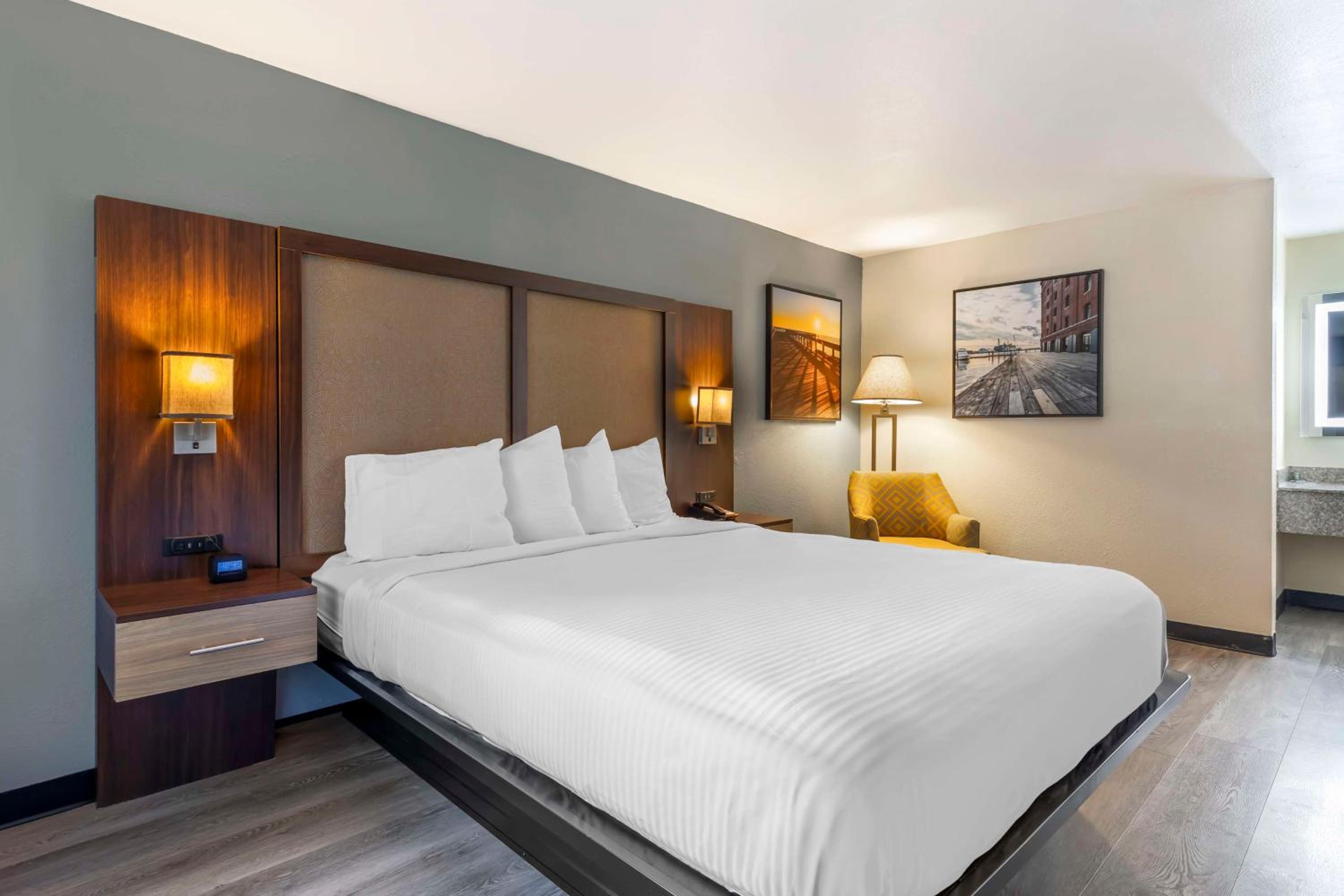 King Room - Non-Smoking - Photo 1