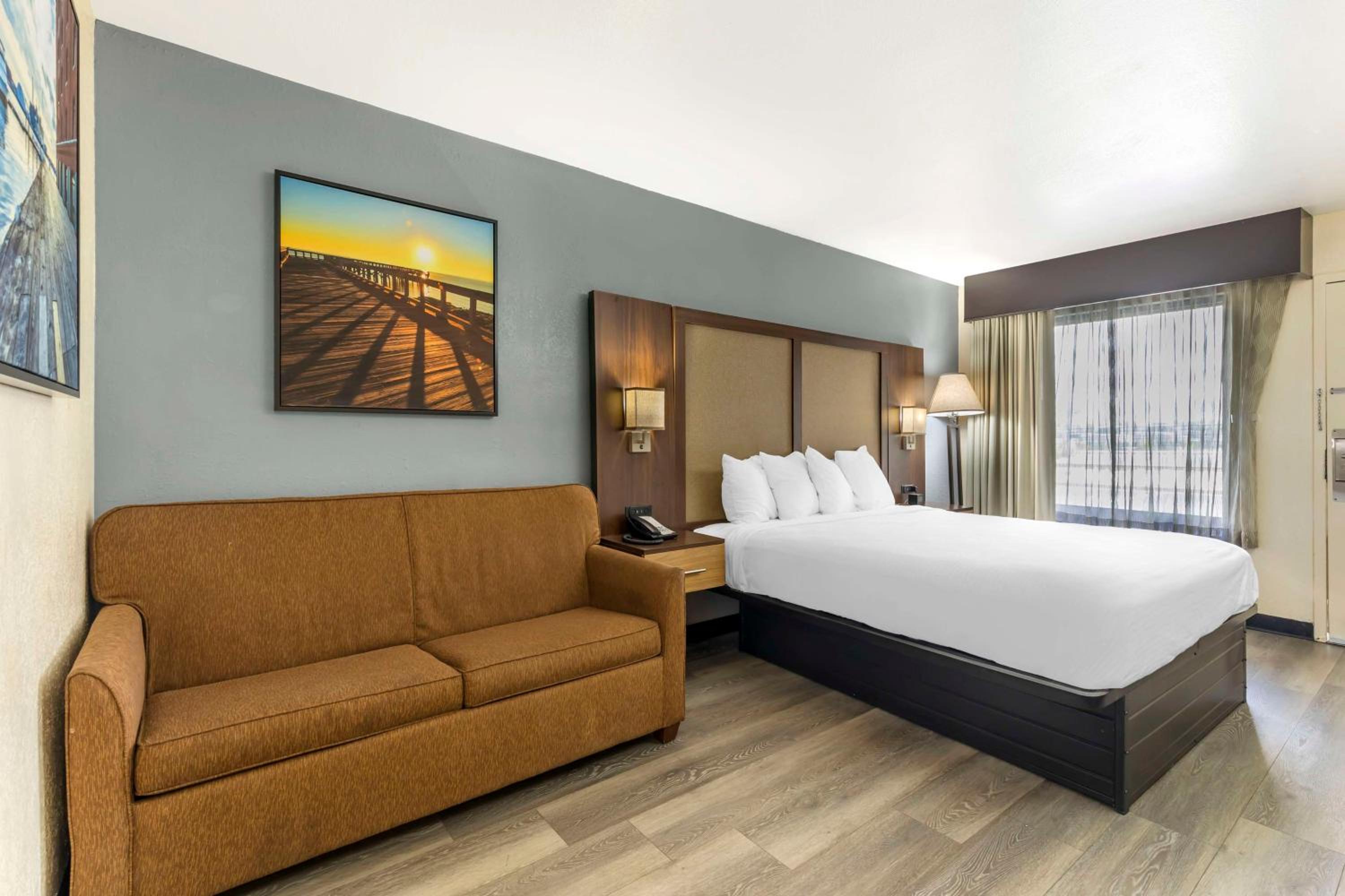 King Room with Sofa Bed - Non-Smoking - Photo 1