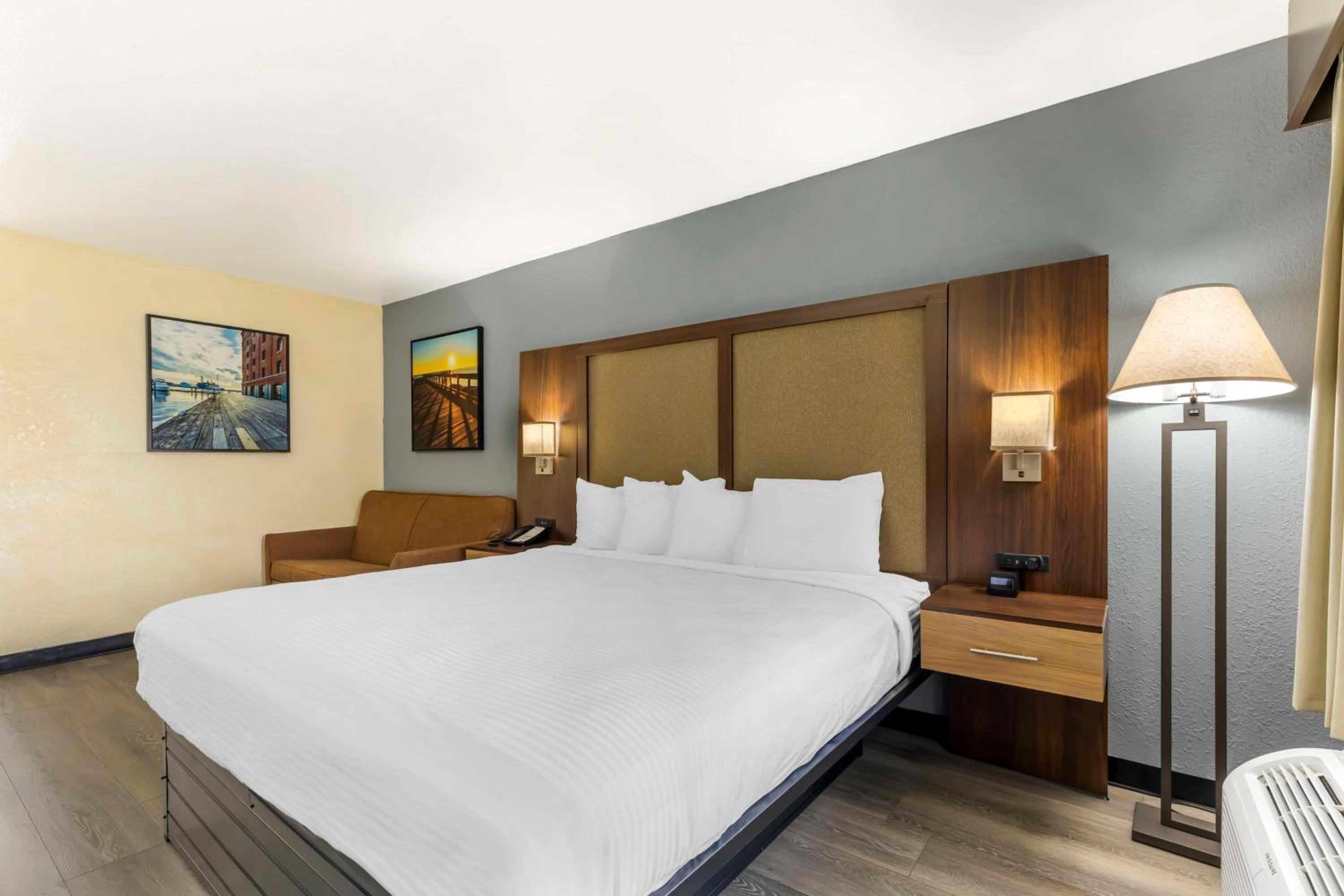 King Room with Sofa Bed - Non-Smoking - Photo 2