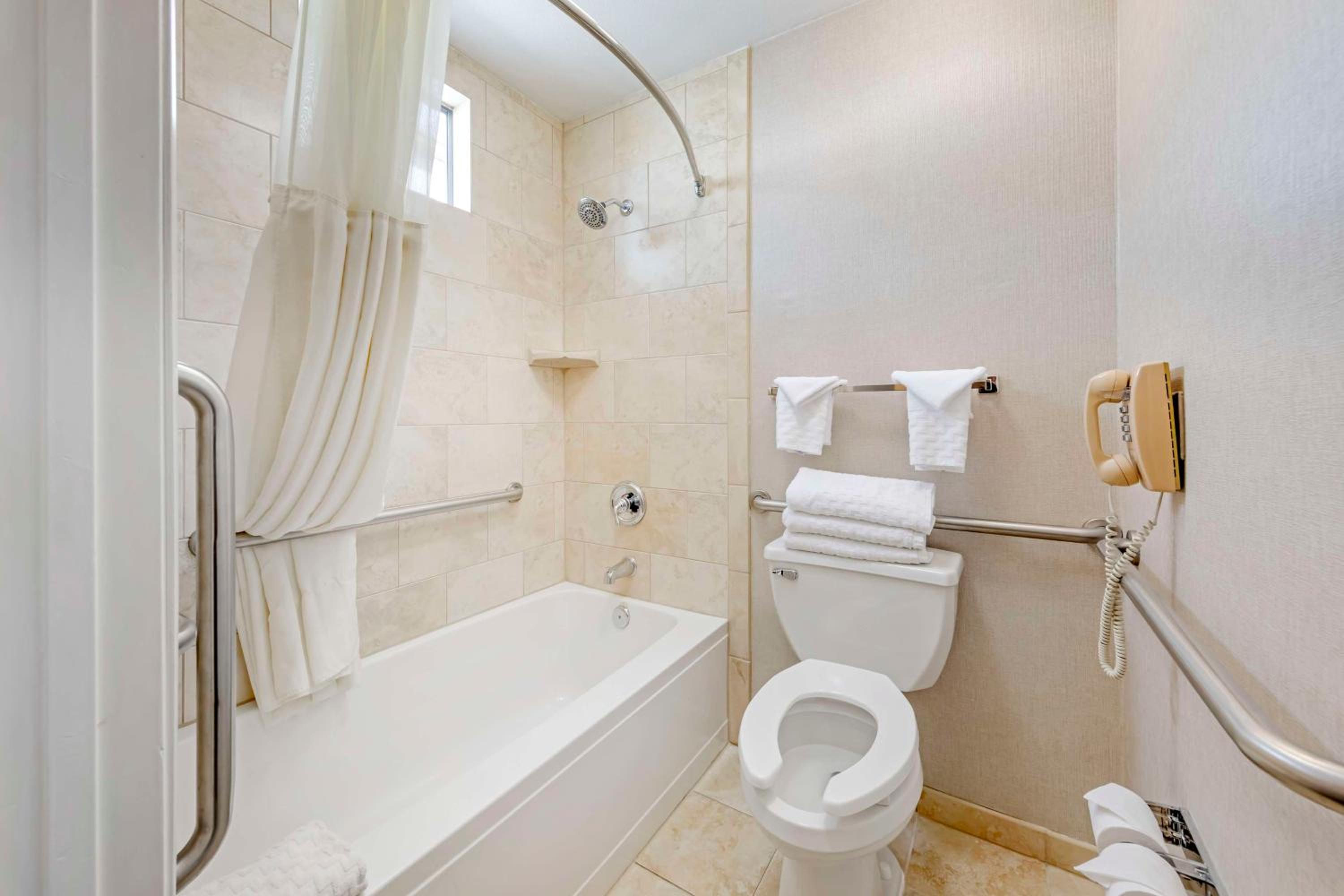 King Room with Bathtub - Upper Floor/Disability Access - Non-Smoking - Photo 4