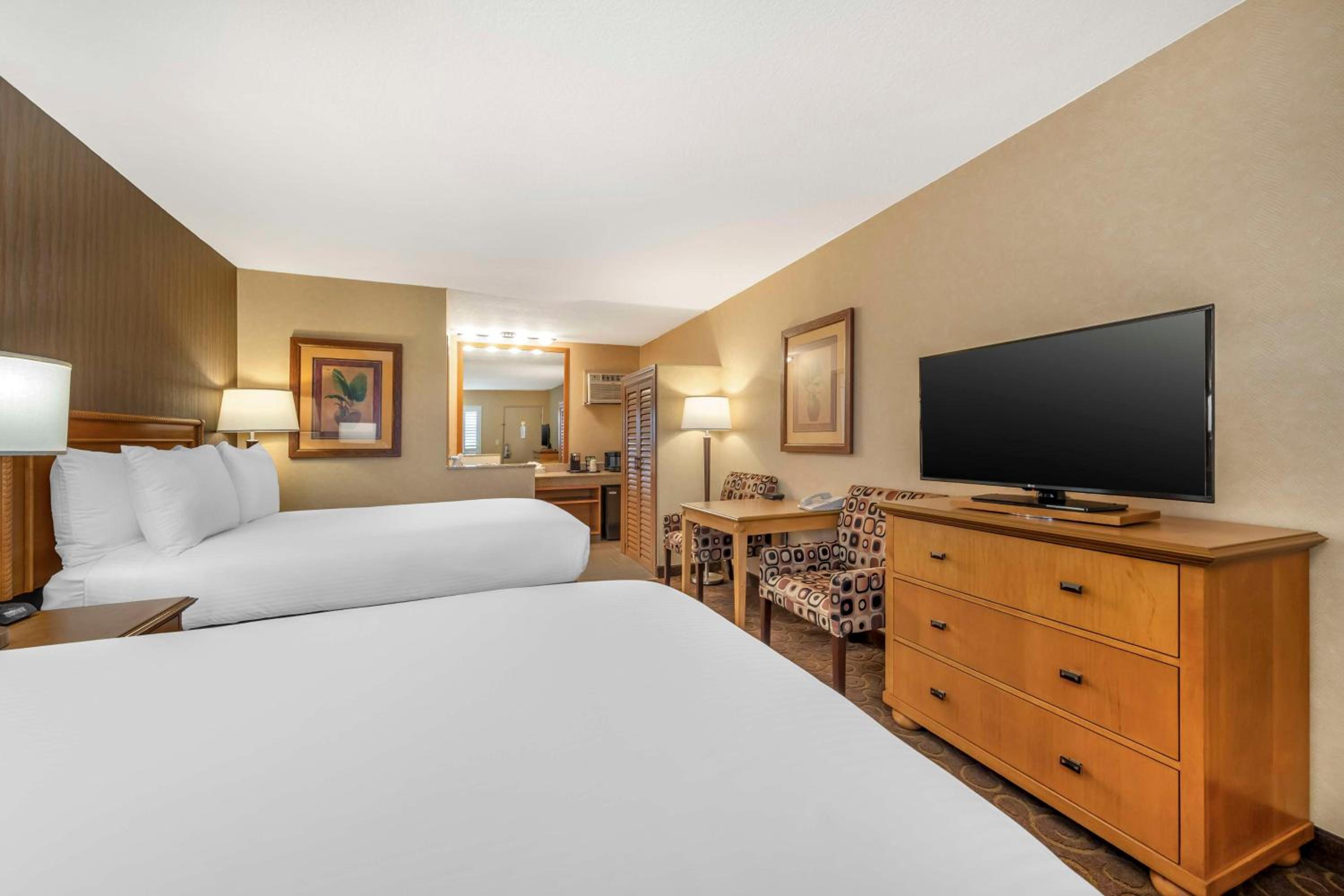 Queen Room with Two Queen Beds - Non-Smoking - Photo 4