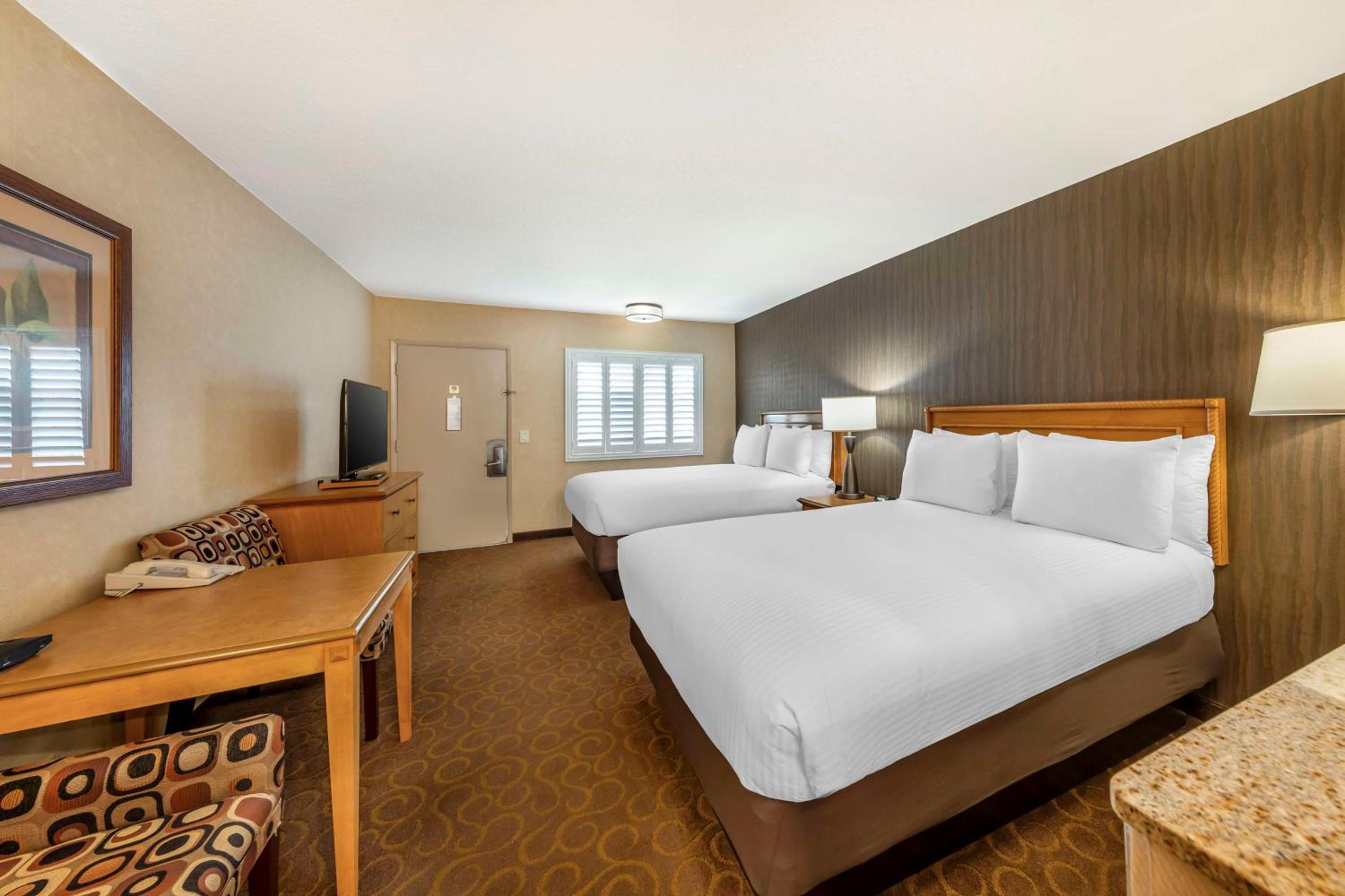 Queen Room with Two Queen Beds - Disability Access/Non-Smoking - Photo 3