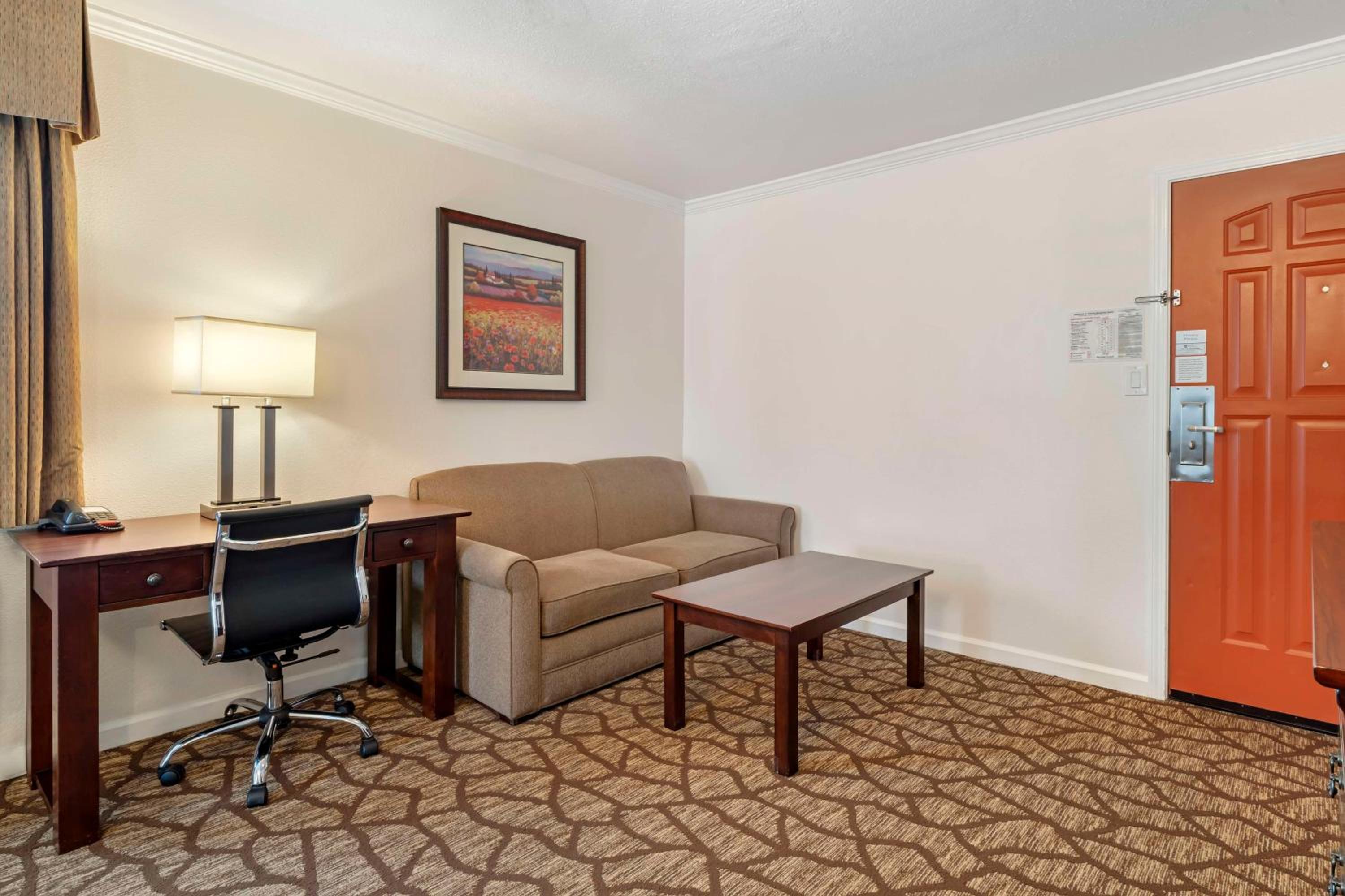 Large King Room with Living Area - Non-Smoking - Photo 2