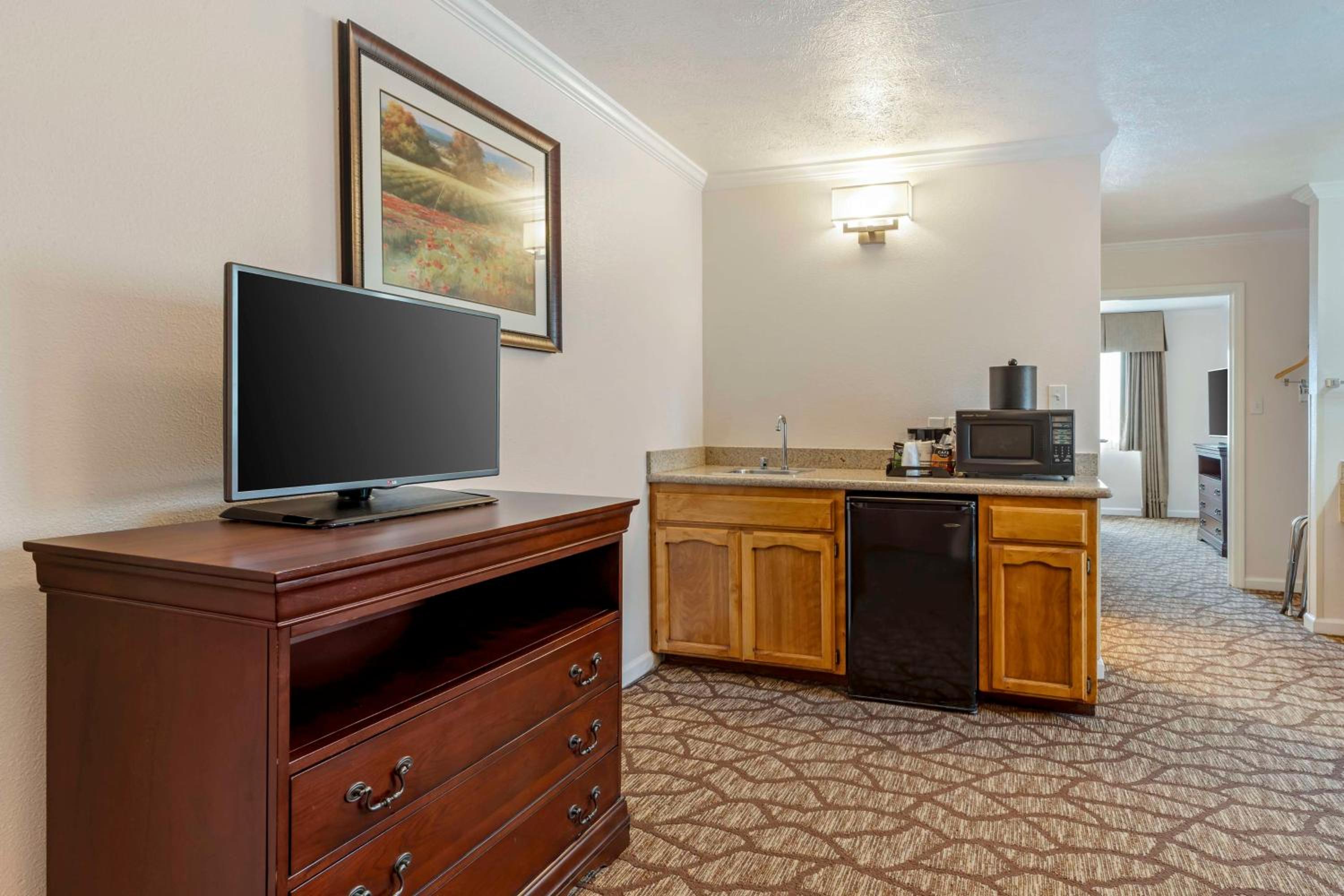 Large King Room with Living Area - Non-Smoking - Photo 6