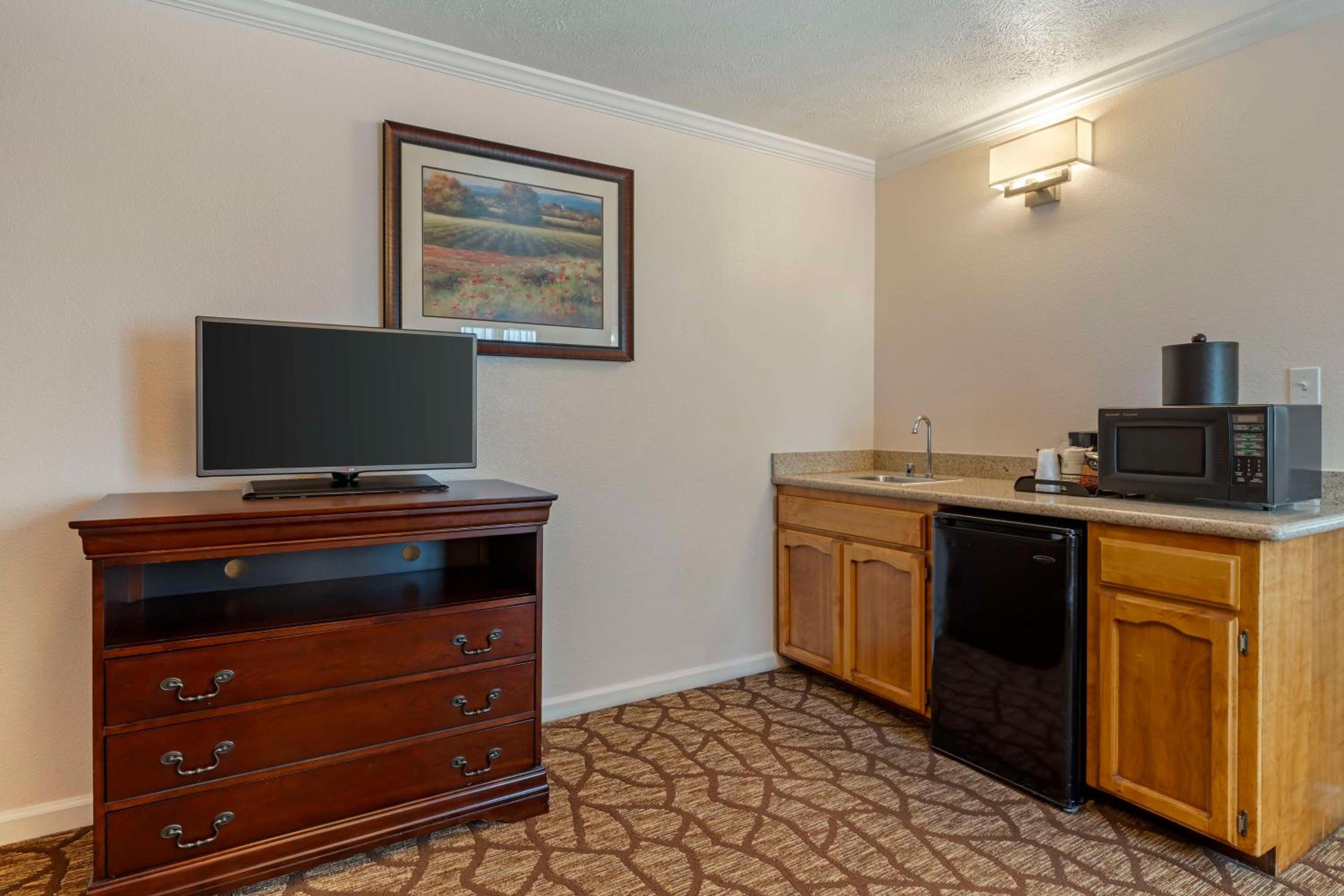 Large King Room with Living Area - Non-Smoking - Photo 7