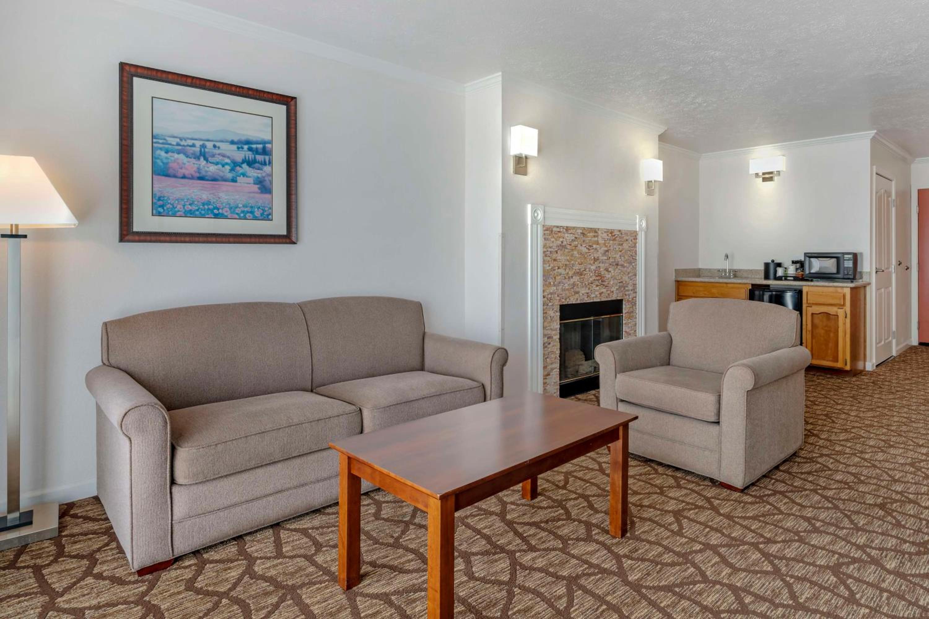 Large King Room with Living Area and Balcony - Non-Smoking - Photo 2