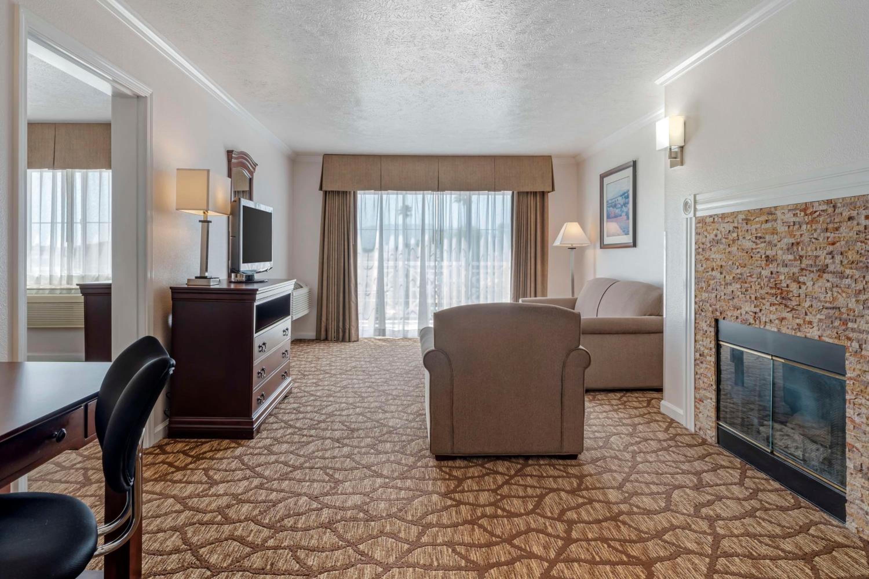 Large King Room with Living Area and Balcony - Non-Smoking - Photo 3