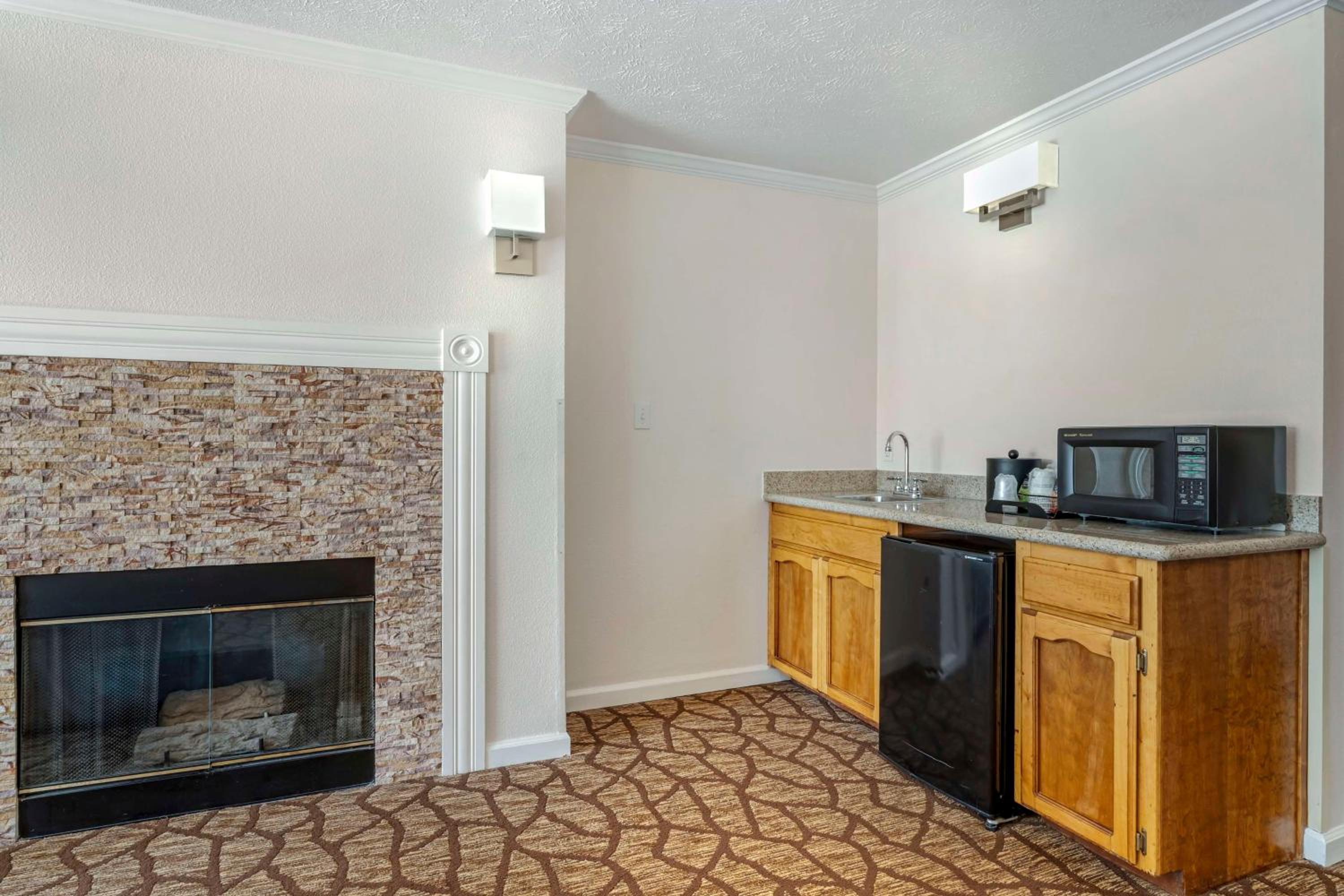 Large King Room with Living Area and Balcony - Non-Smoking - Photo 4