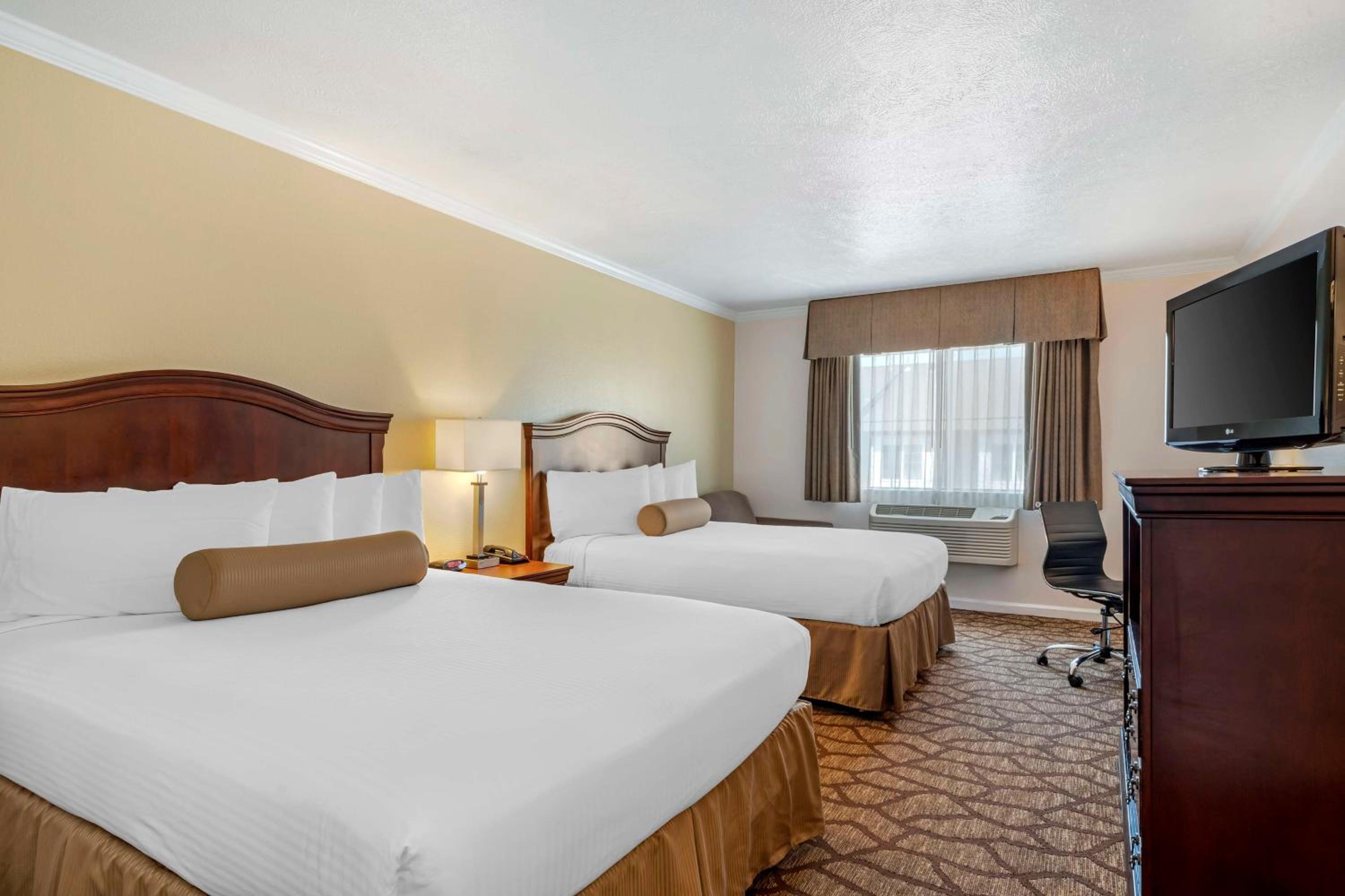 Queen Room with Two Queen Beds - Non-Smoking - Photo 3