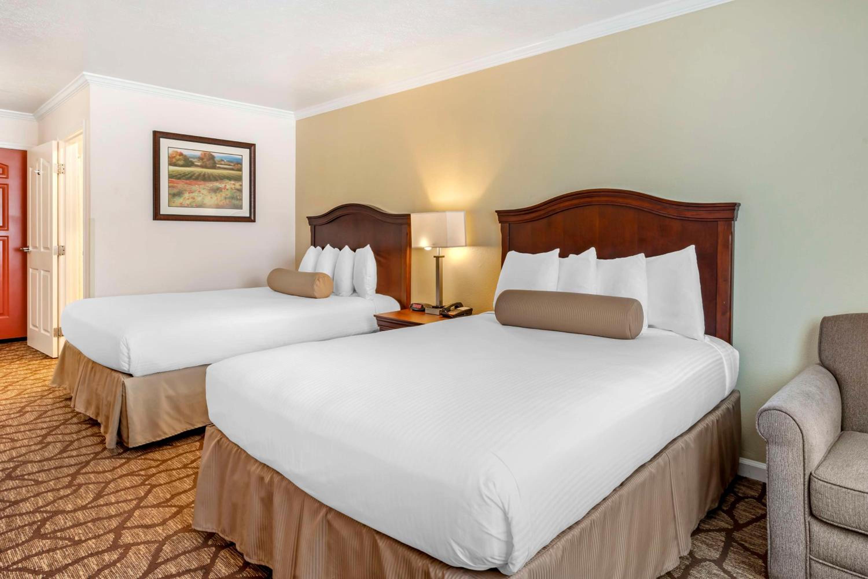 Queen Room with Two Queen Beds - Non-Smoking - Photo 2