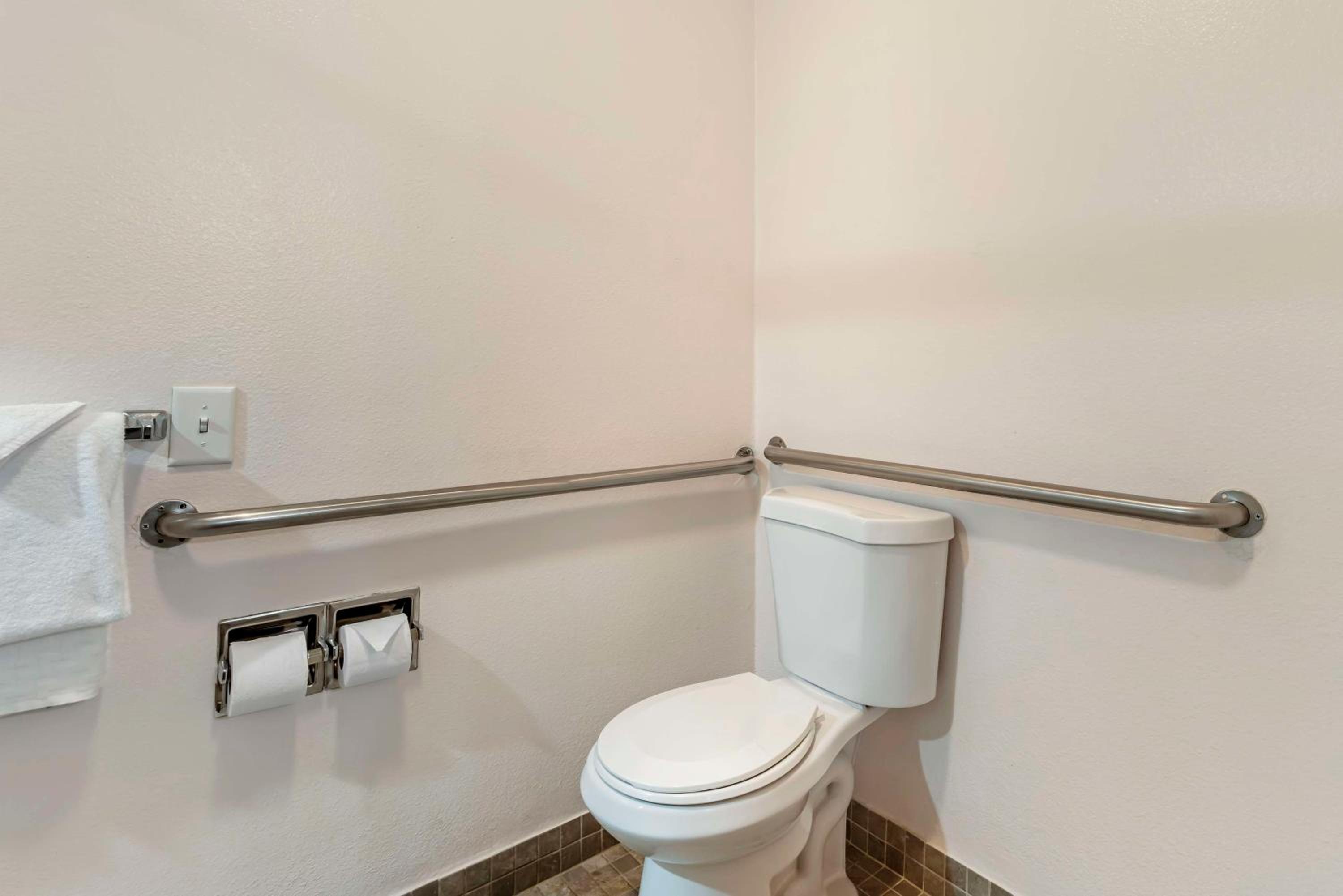 King Room With Roll-In Shower - Disability Access - Photo 3