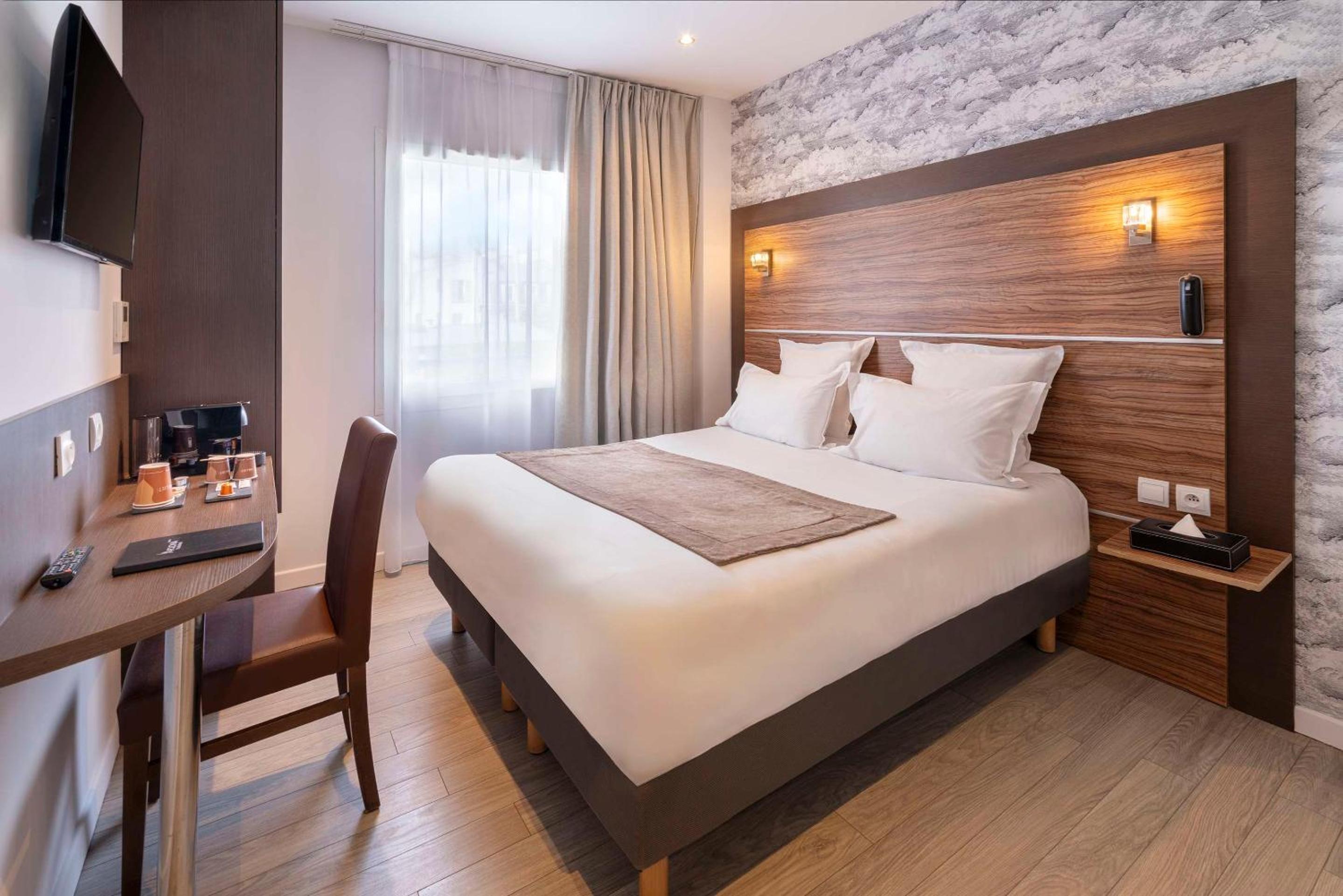Standard Double Room thumbnail 5
