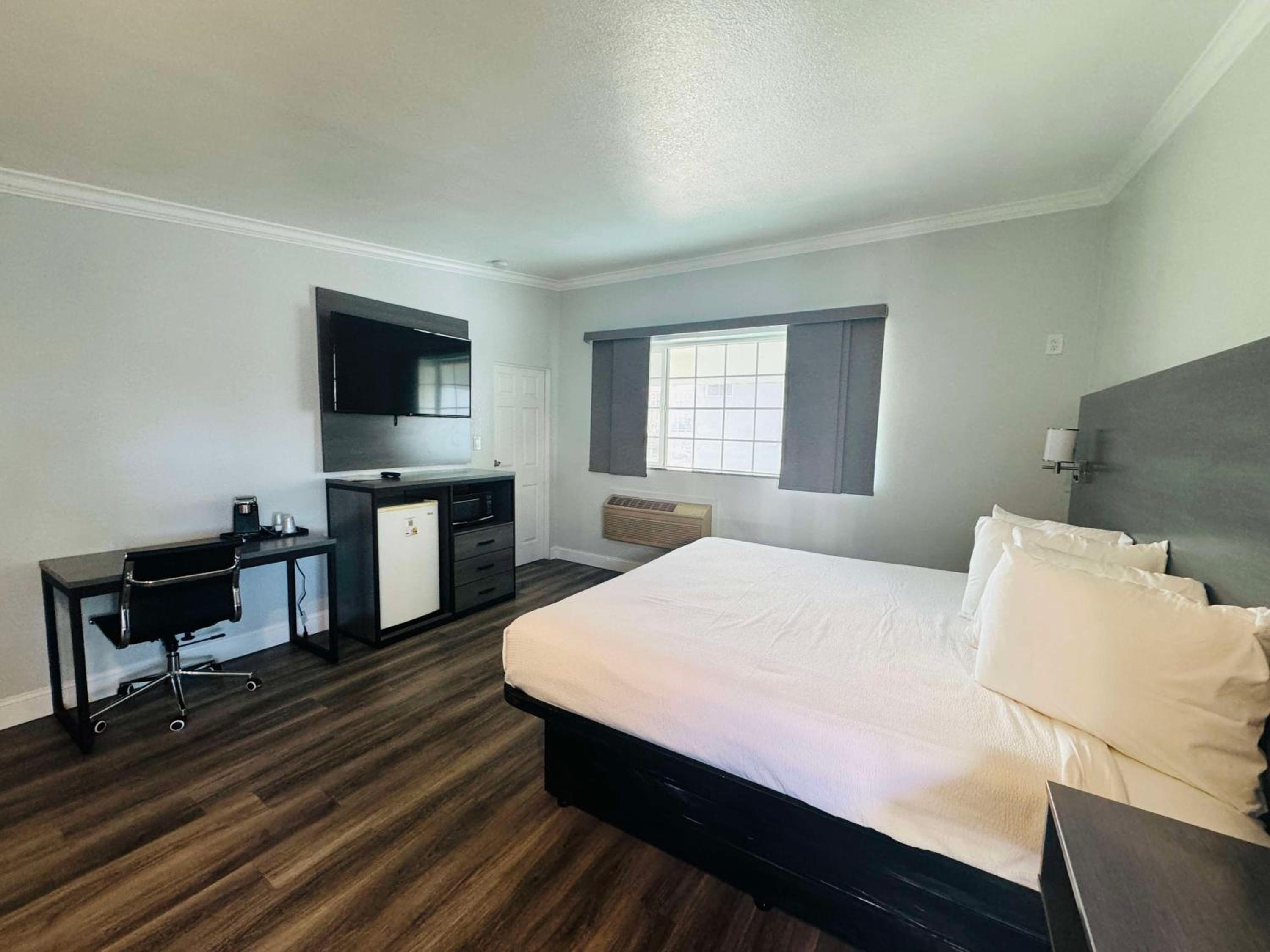 King Room - Non-Smoking - Photo 1