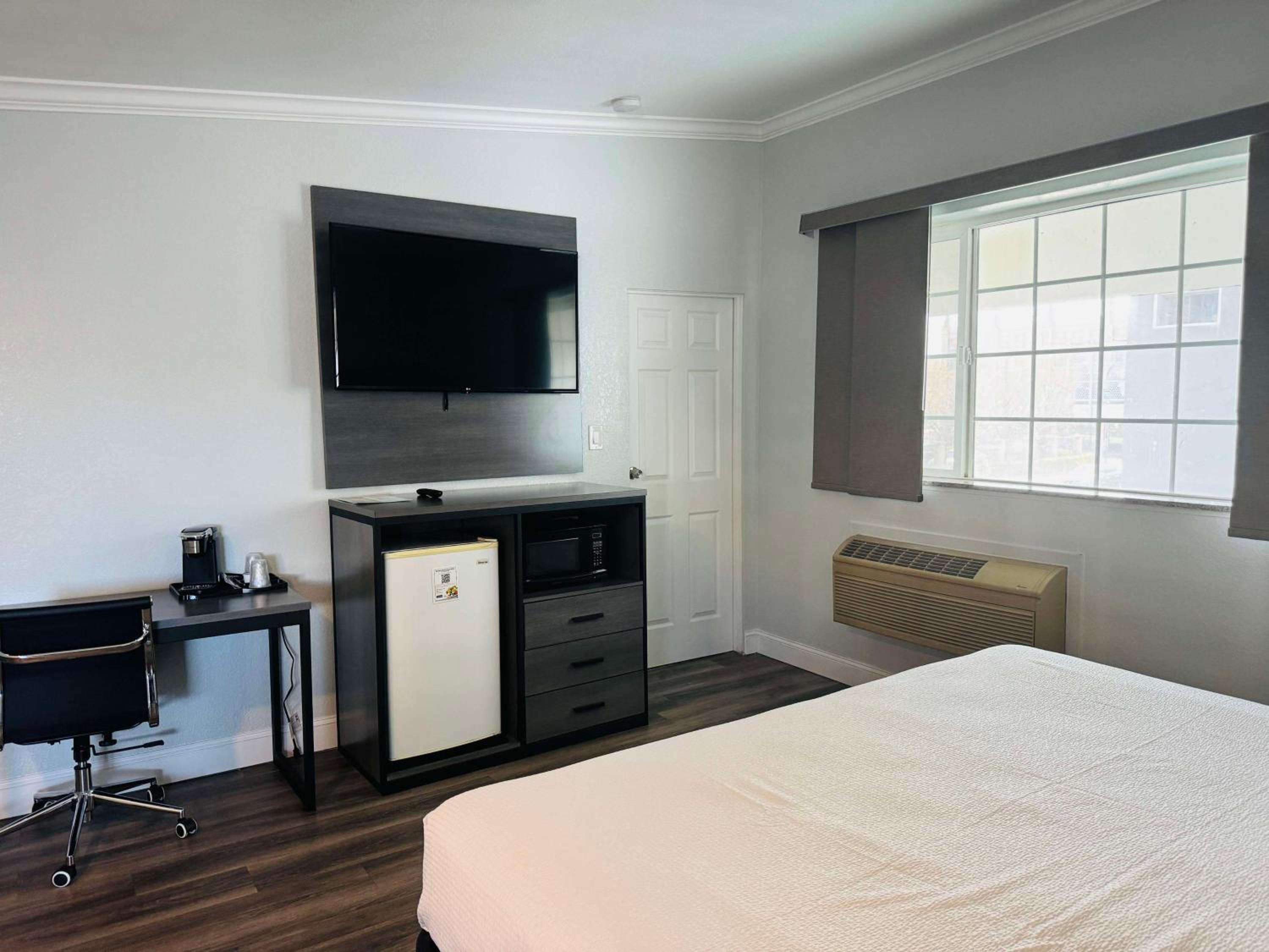 King Room - Non-Smoking - Photo 2