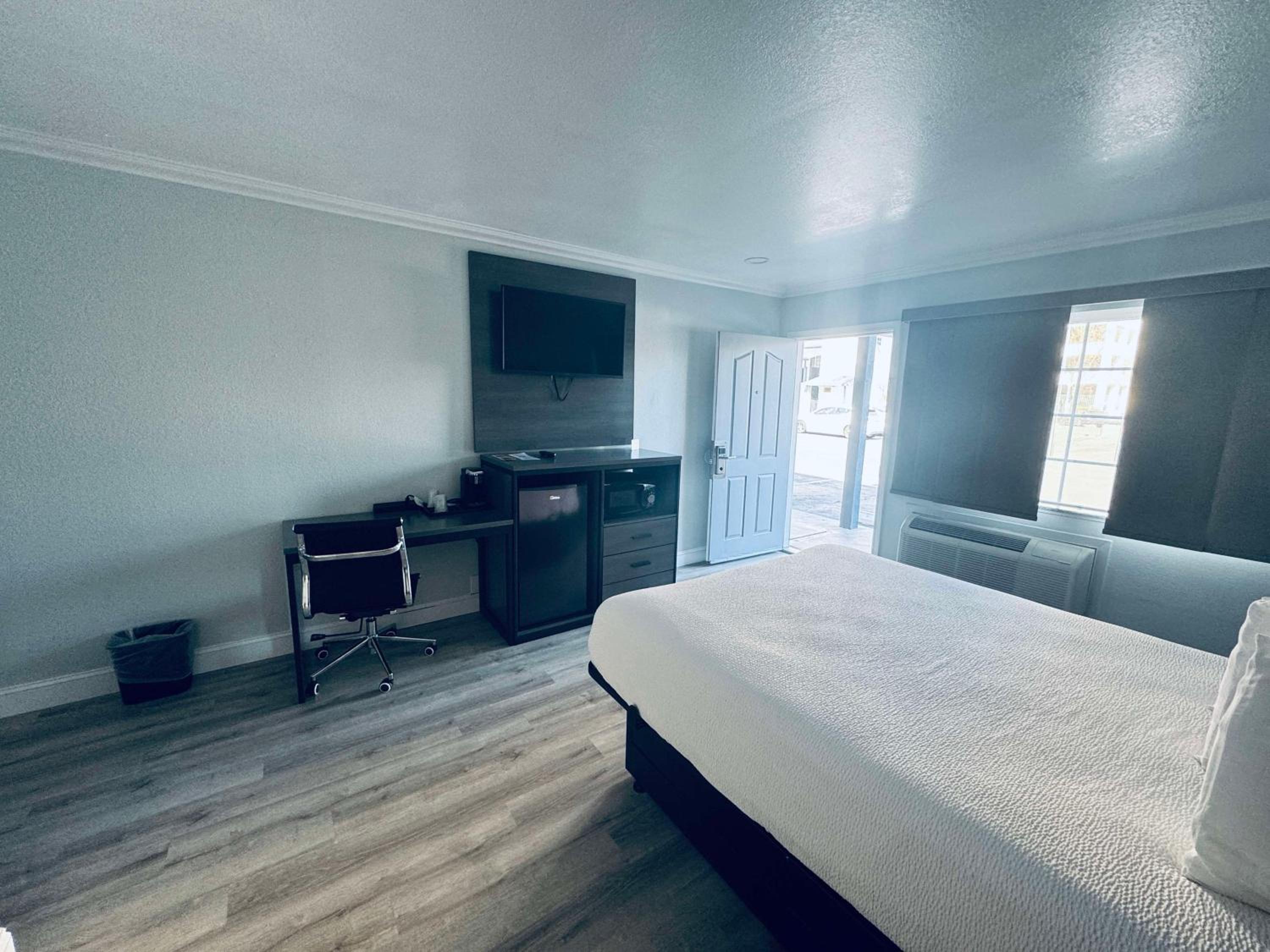 Queen Room - Non-Smoking - Photo 2