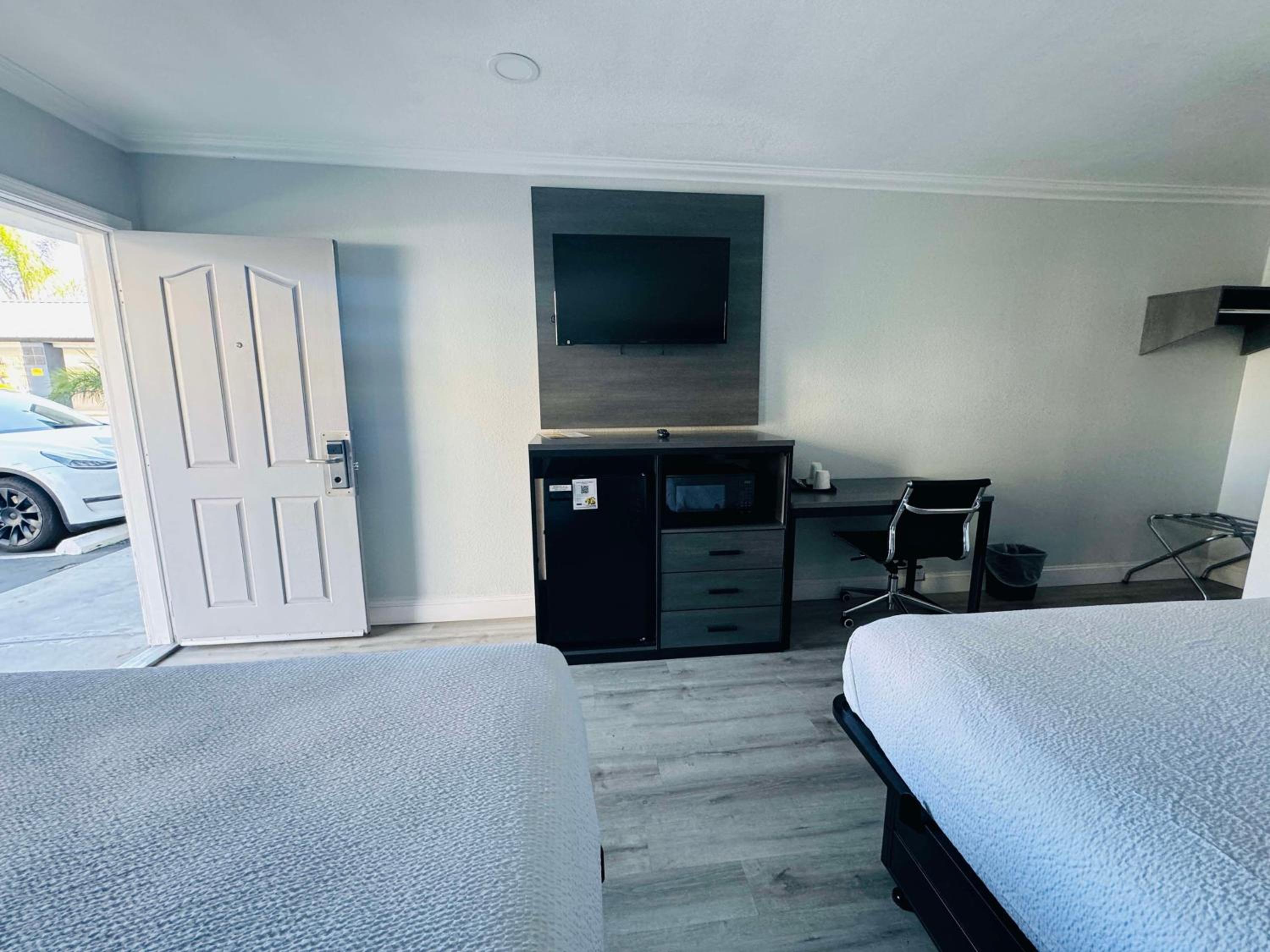 Queen Room with Two Queen Beds and Roll-In Shower - Disability Access/Non-Smoking - Photo 2