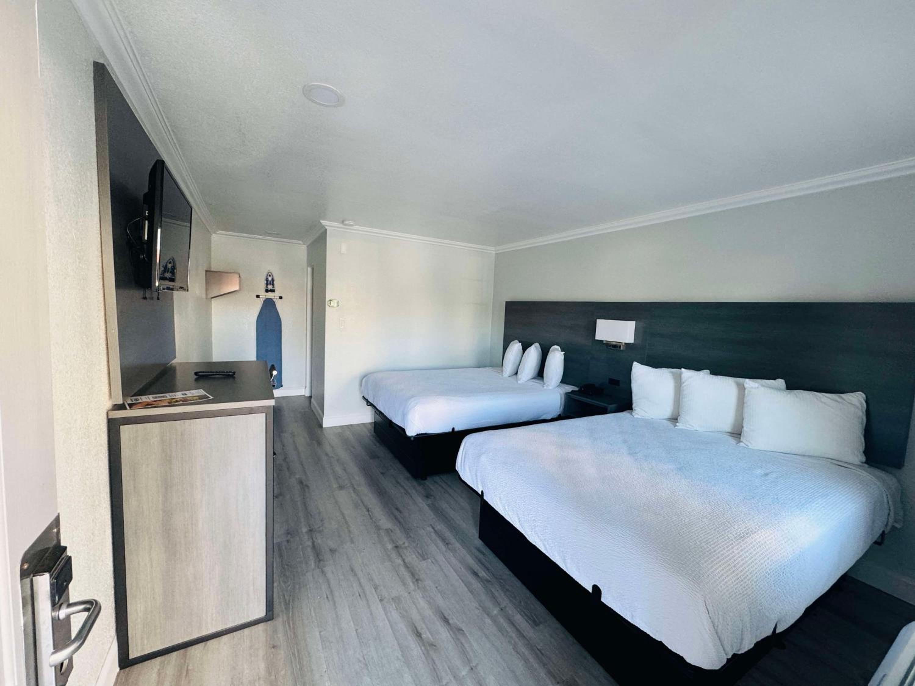 Queen Room with Two Queen Beds and Roll-In Shower - Disability Access/Non-Smoking - Photo 3