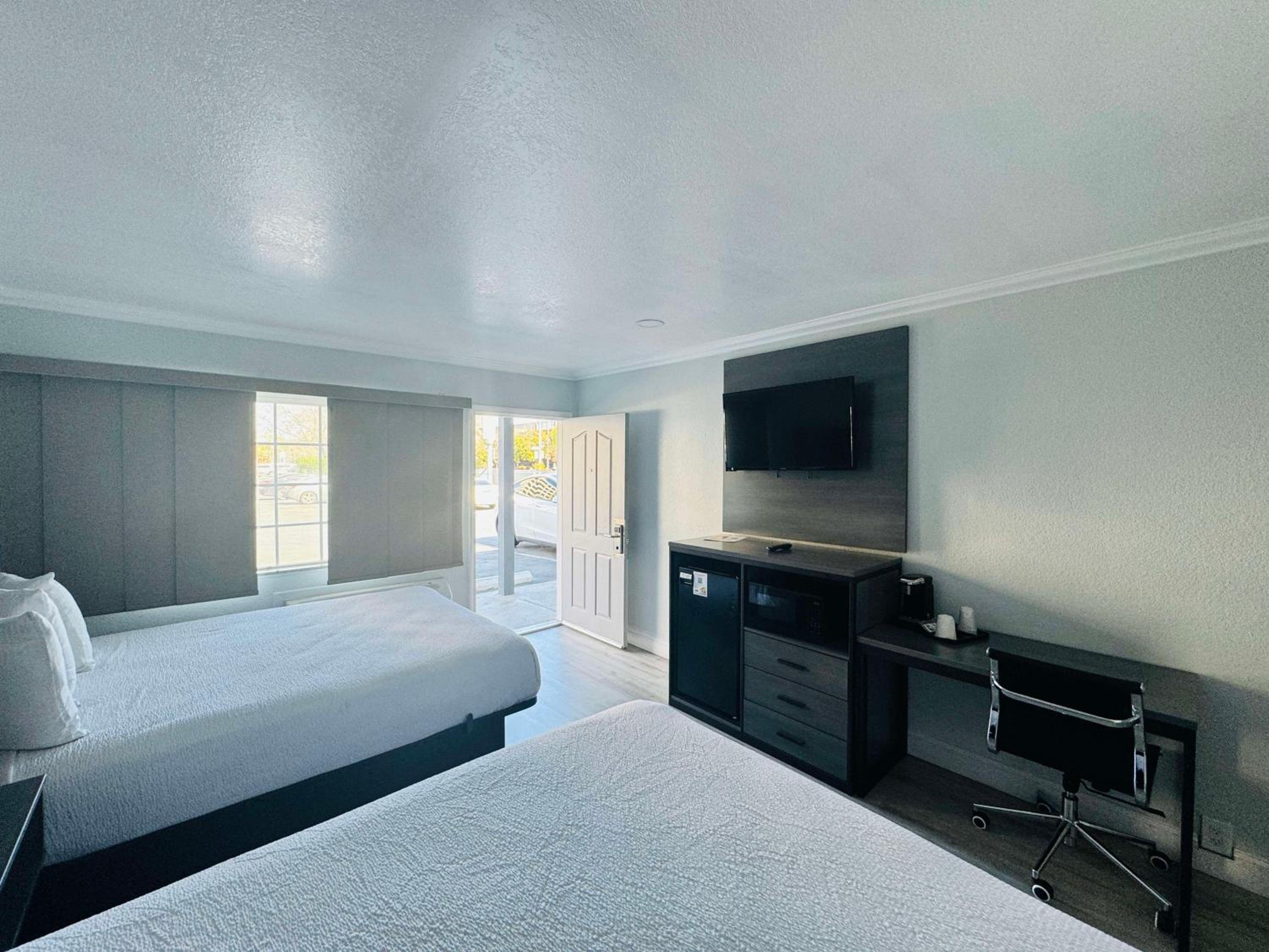 Queen Room with Two Queen Beds and Roll-In Shower - Disability Access/Non-Smoking - Photo 4
