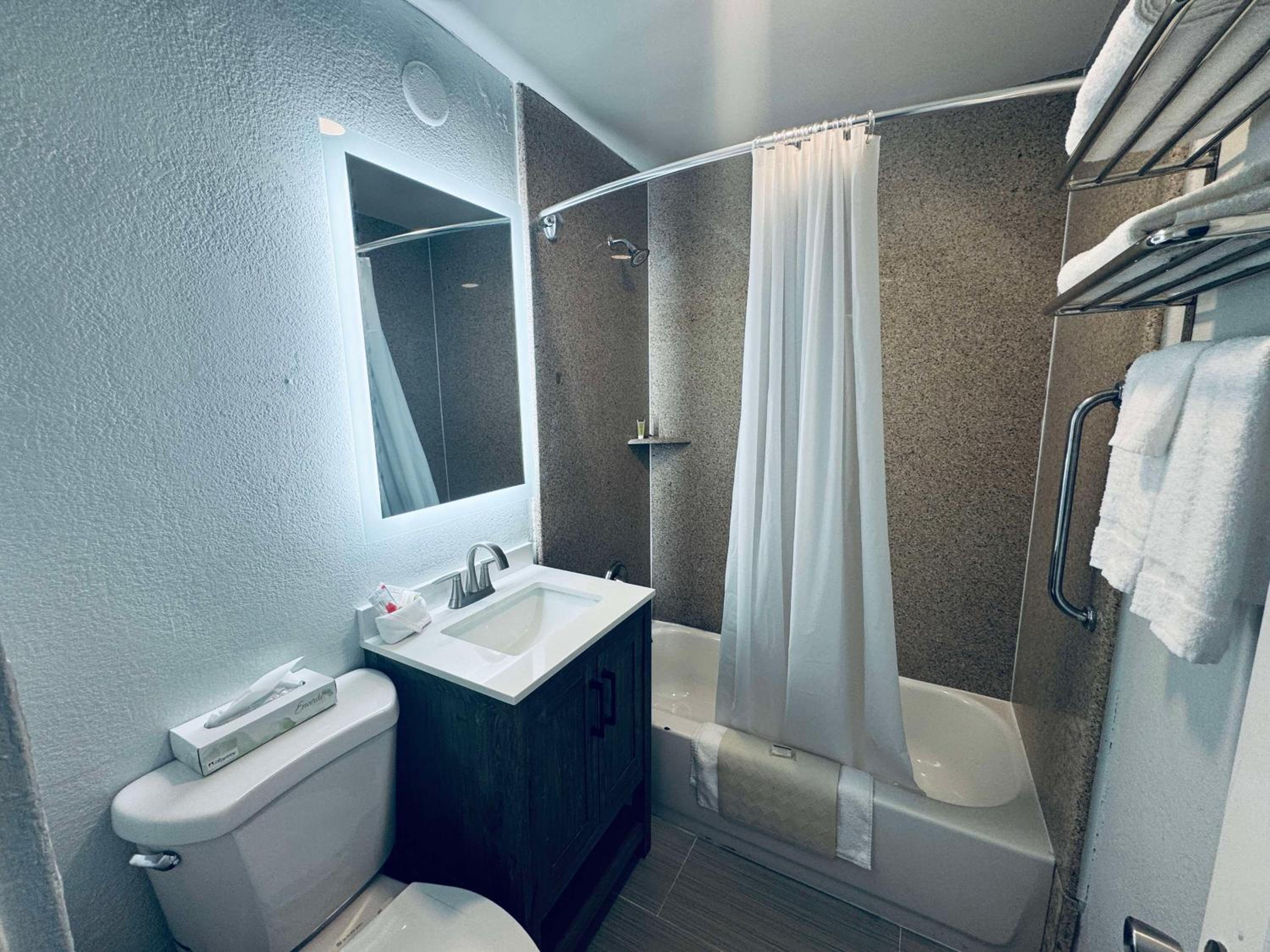 Queen Suite with Two Queen Beds - Non-Smoking - Photo 2