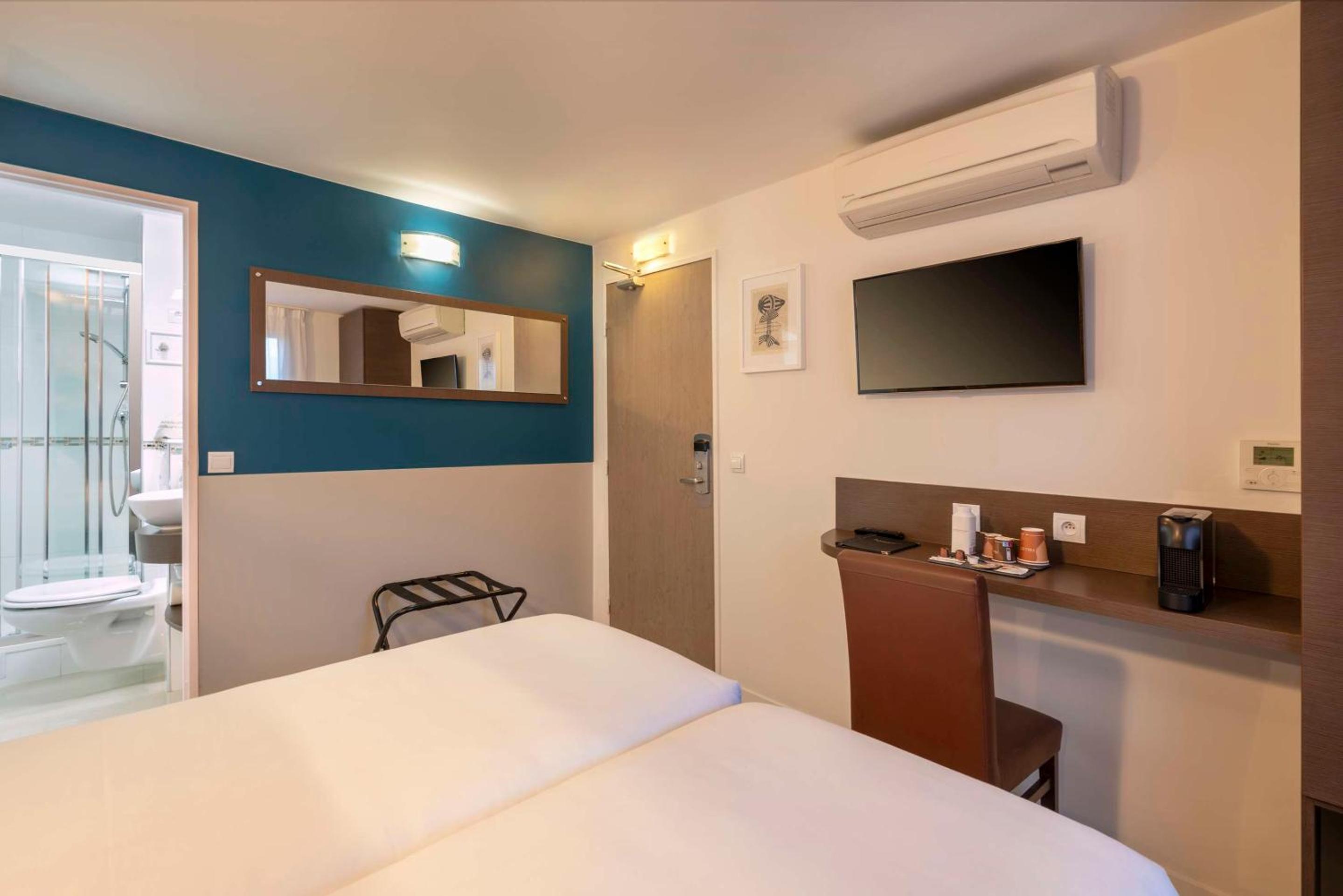 Standard Twin Room thumbnail 6