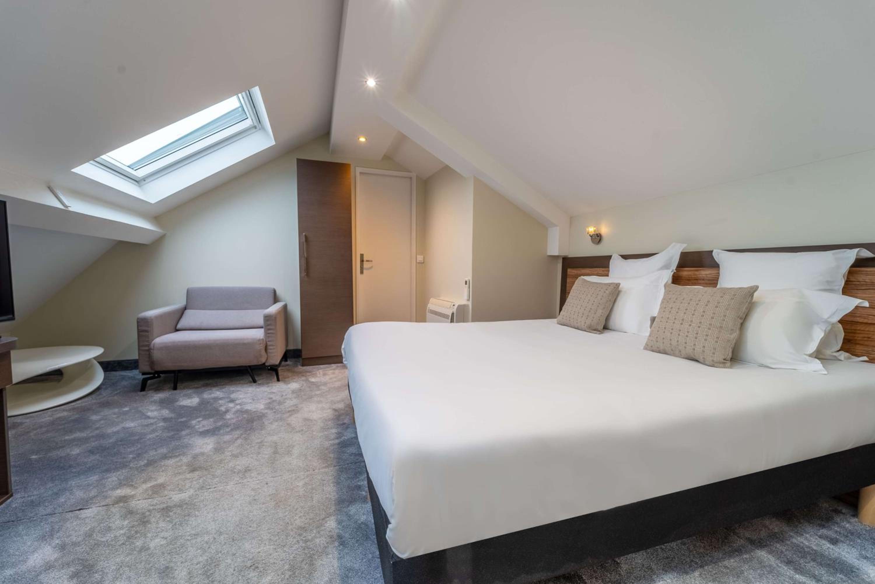 Junior Queen Suite