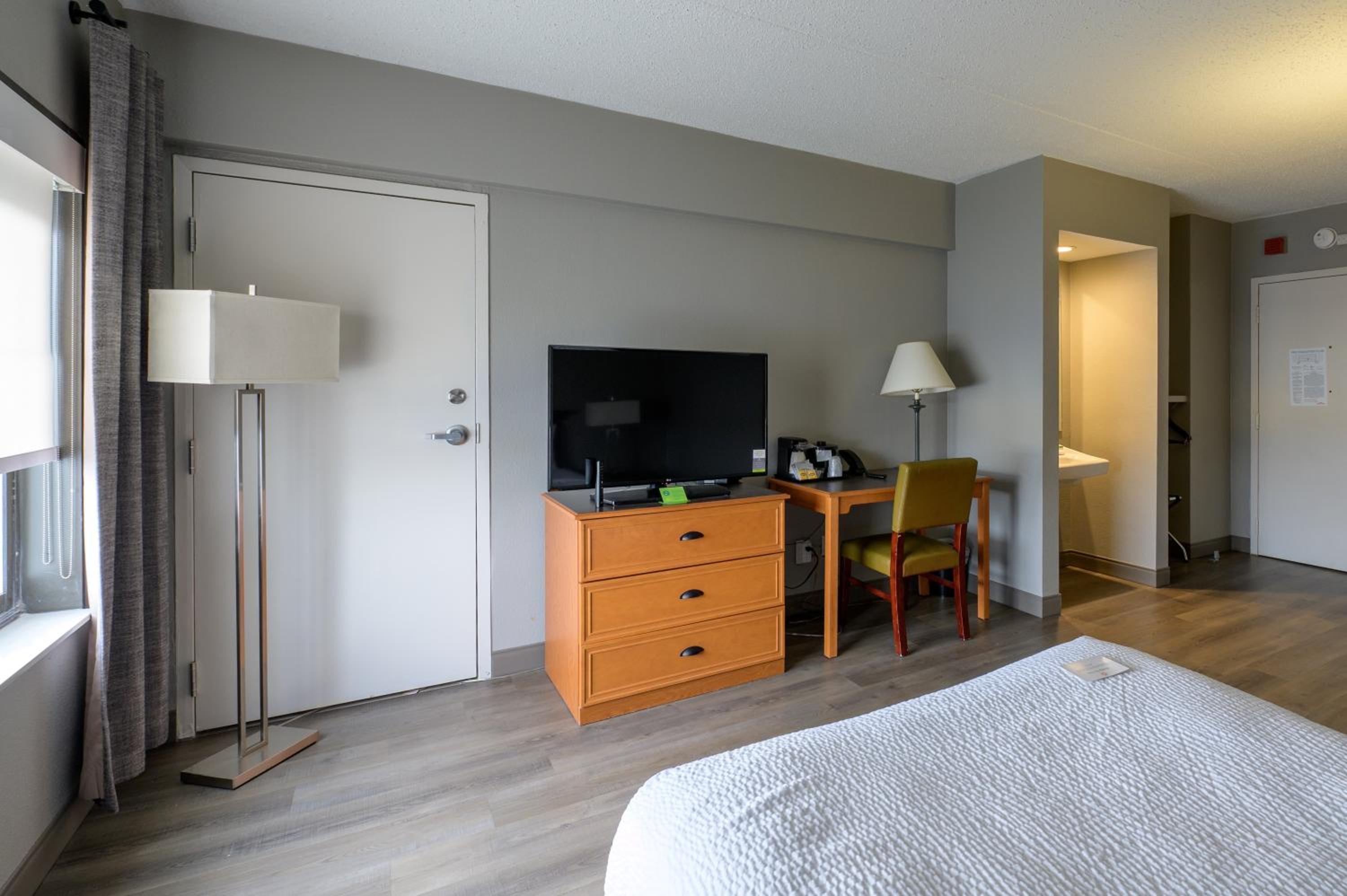 Queen Room - Disability Access - Photo 2