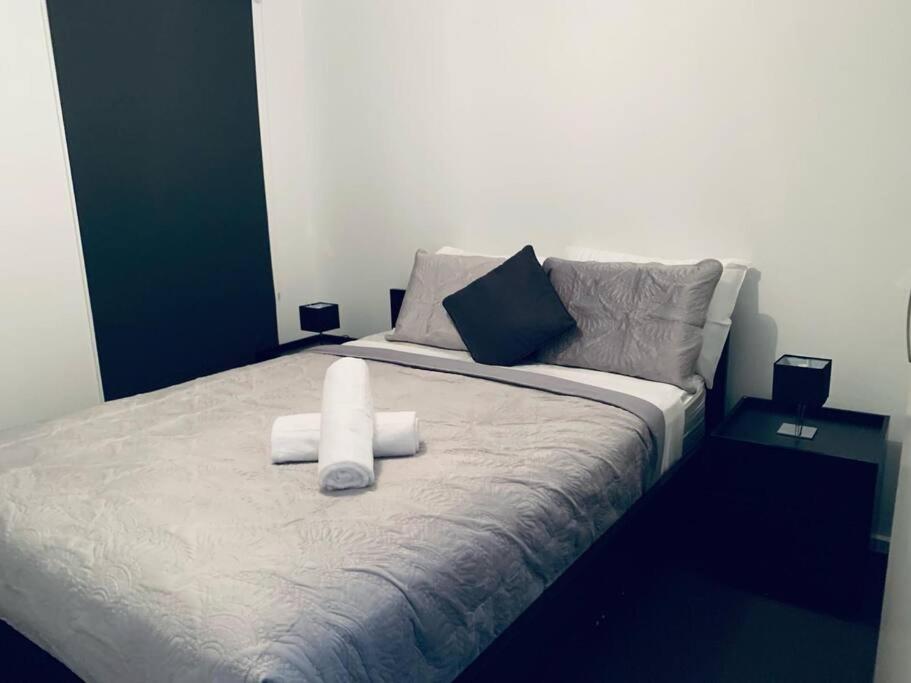 Five-Bedroom House photo 1