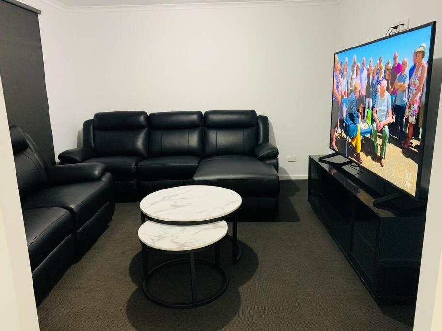 Five-Bedroom House photo 3