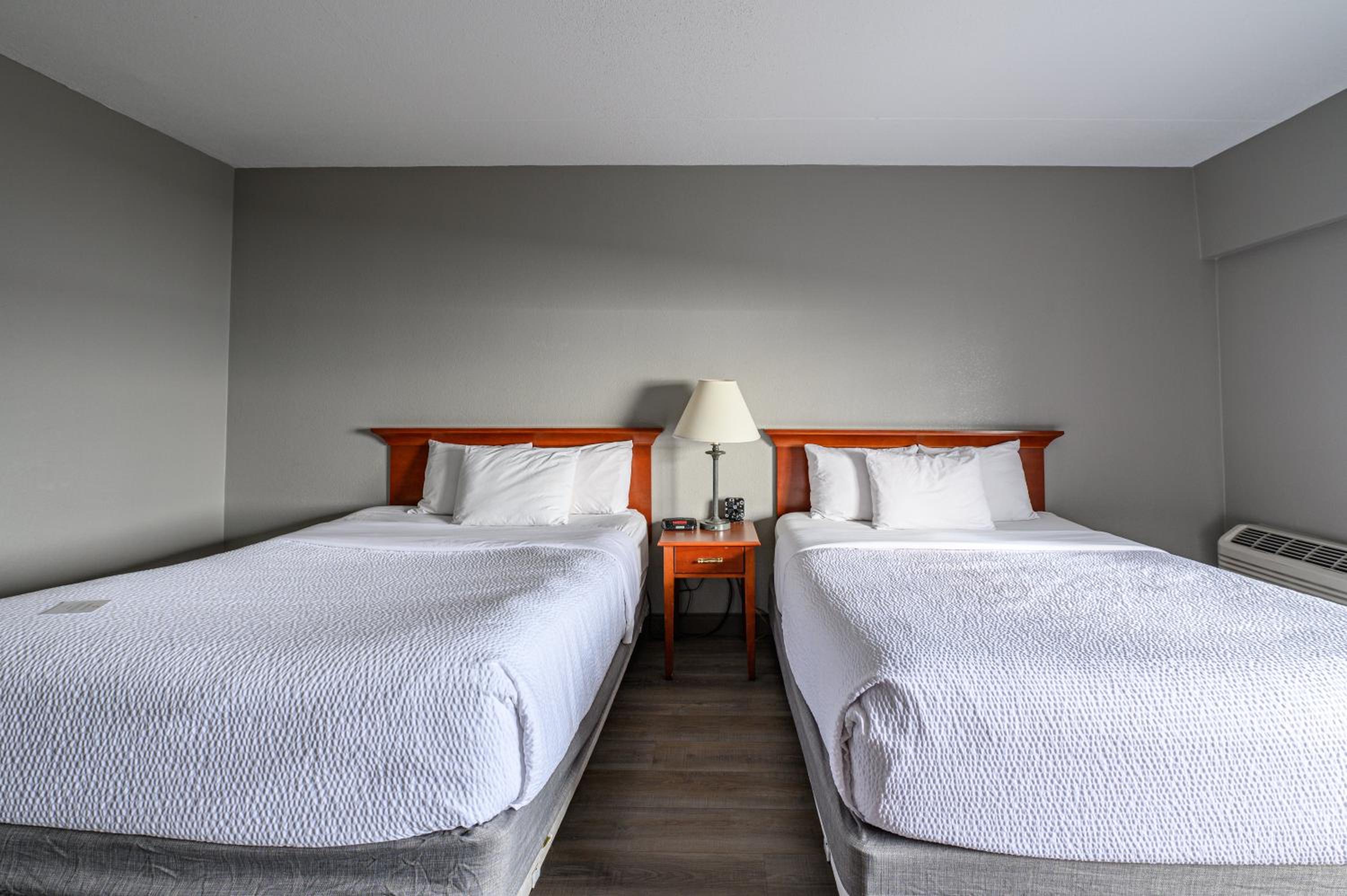Deluxe Suite with Two Queen Beds - Non-Smoking - Photo 3