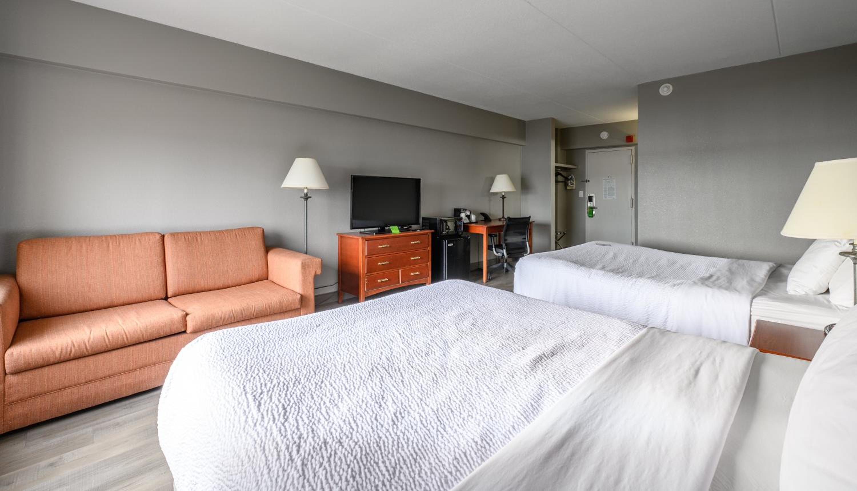 Deluxe Suite with Two Queen Beds - Non-Smoking - Photo 2