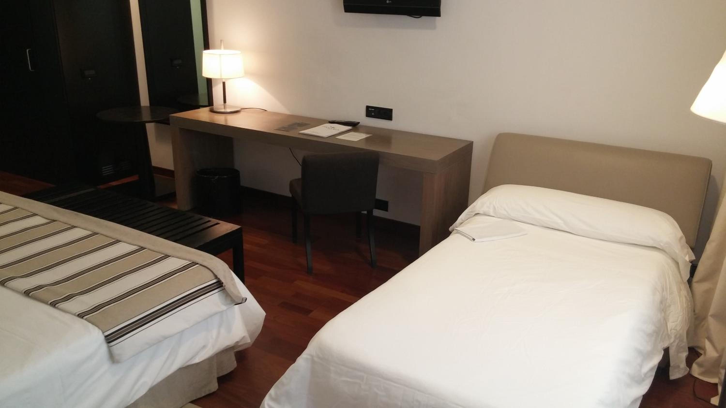 Standar Double Room (2 Adutls+1 Child) - Photo 16