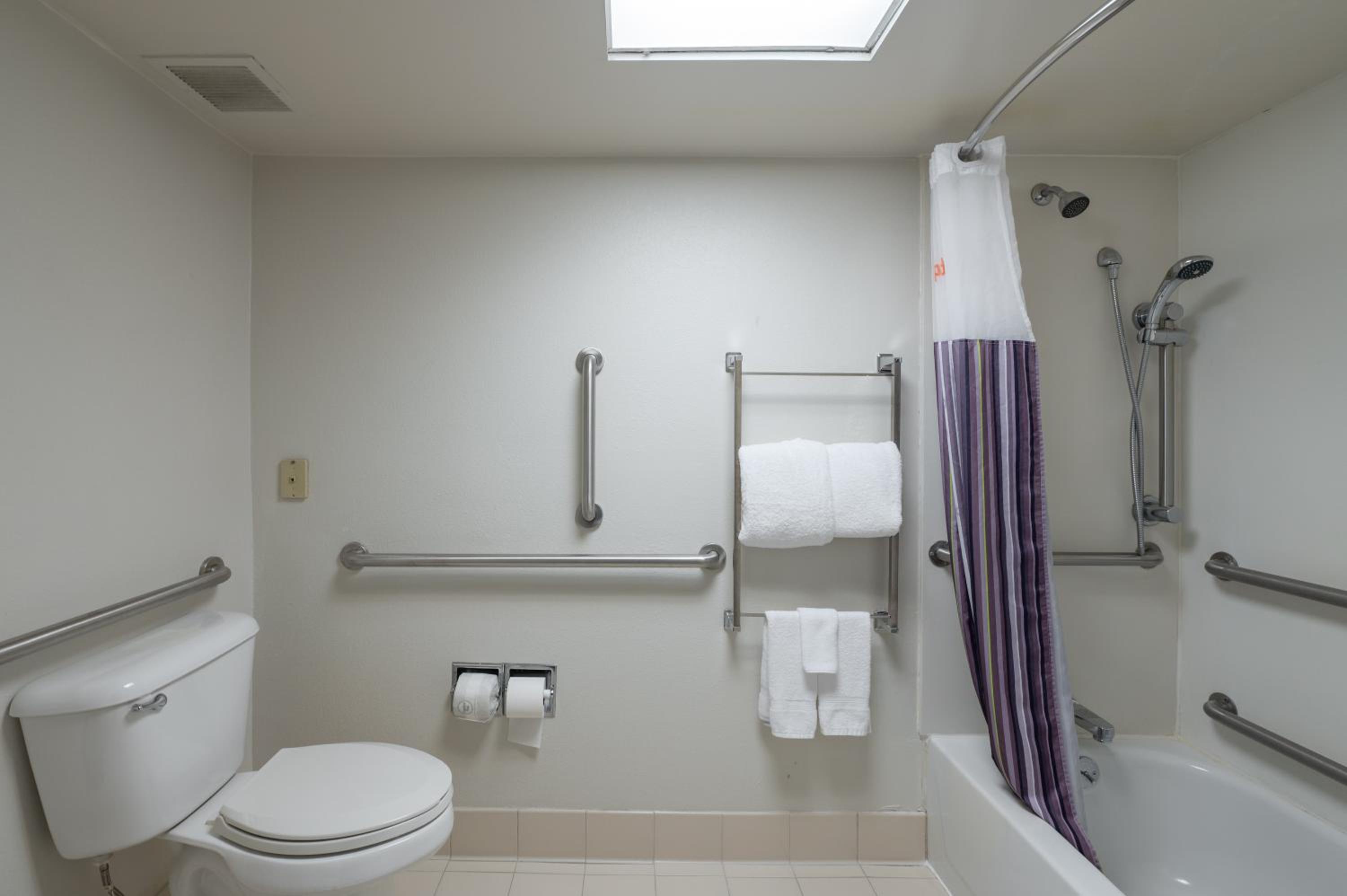 Queen Room - Disability Access - Photo 4