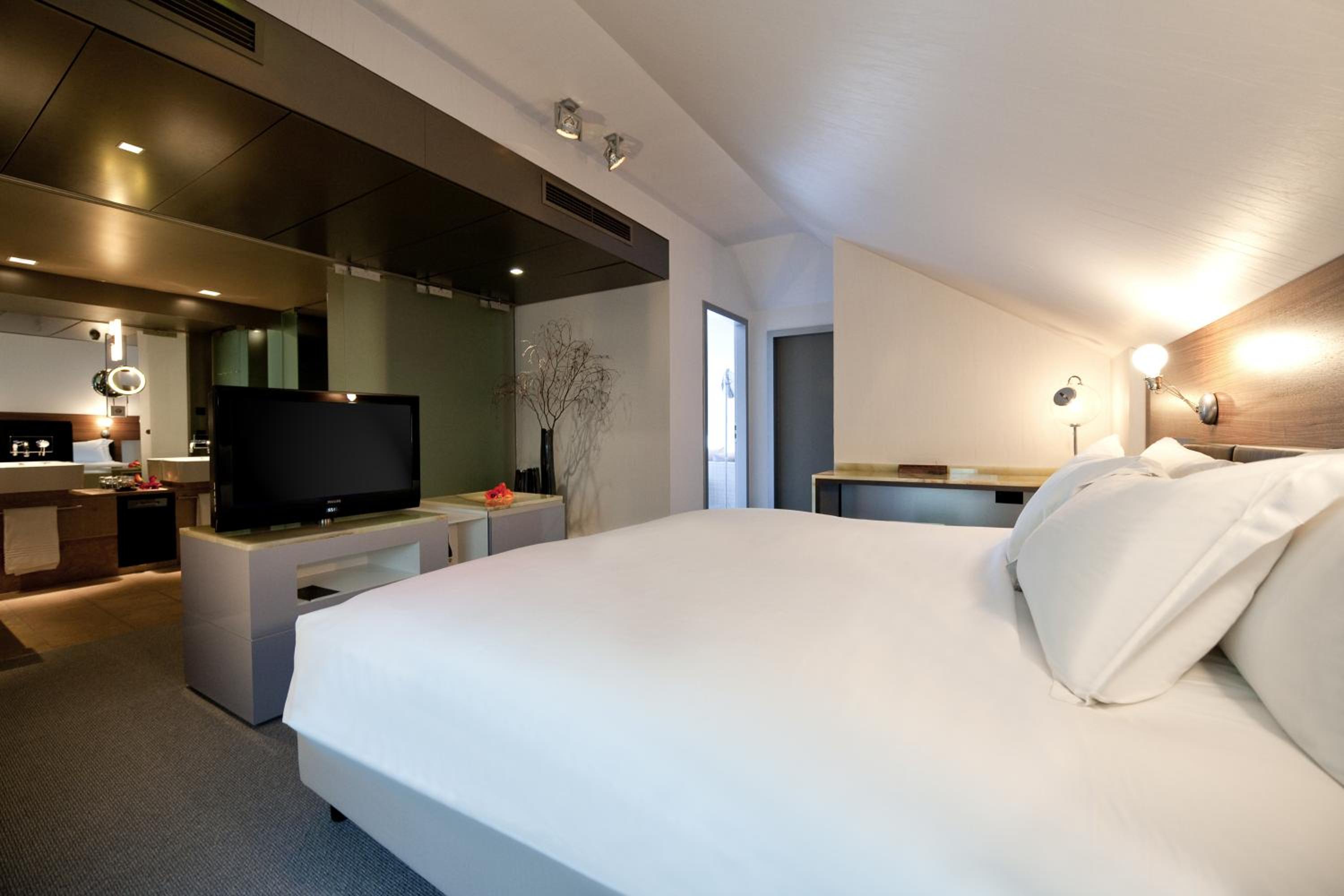 Opera Suite with King Bed - Corner Suite - Photo 10