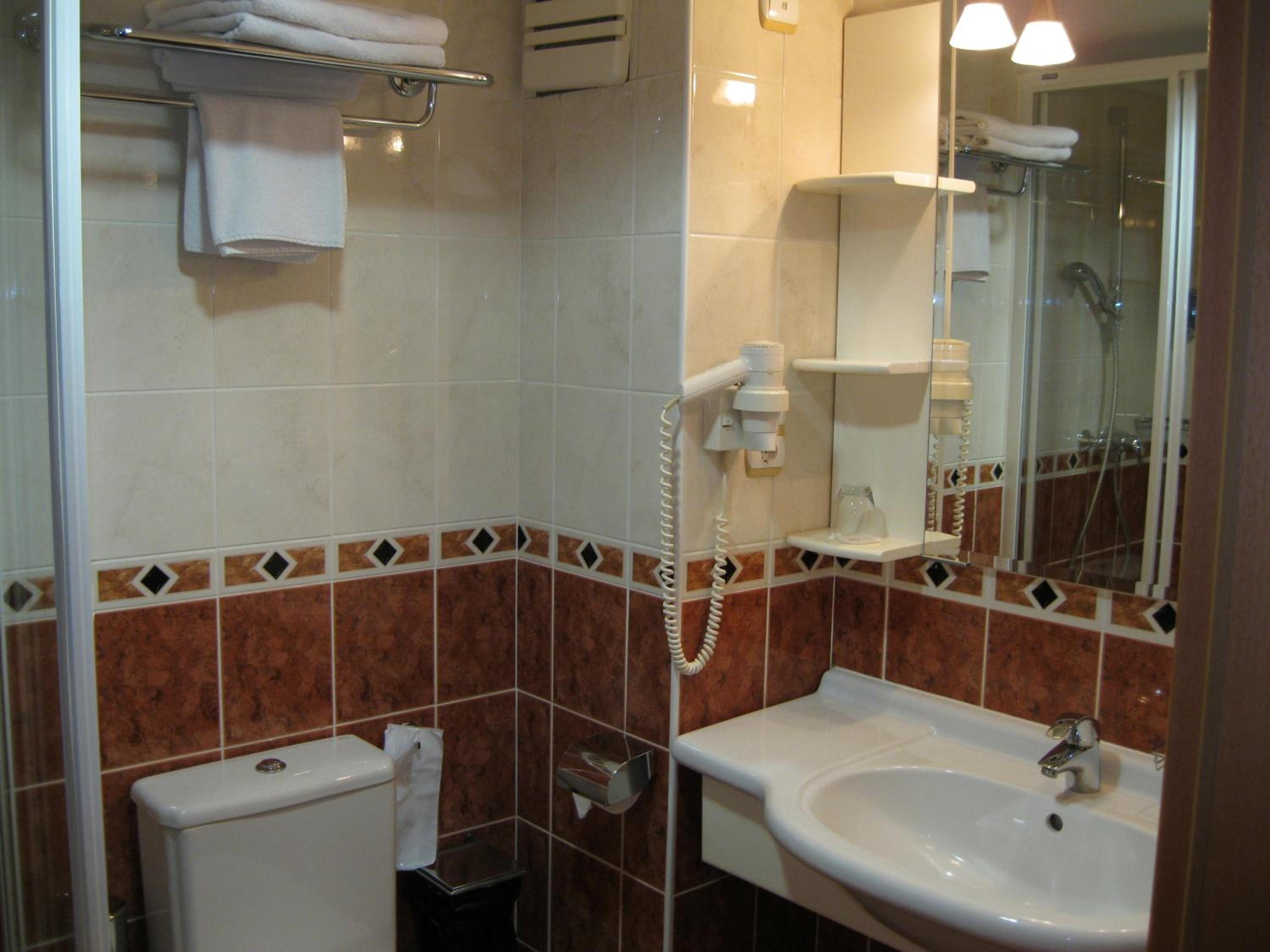 Standard Twin Room - Photo 2