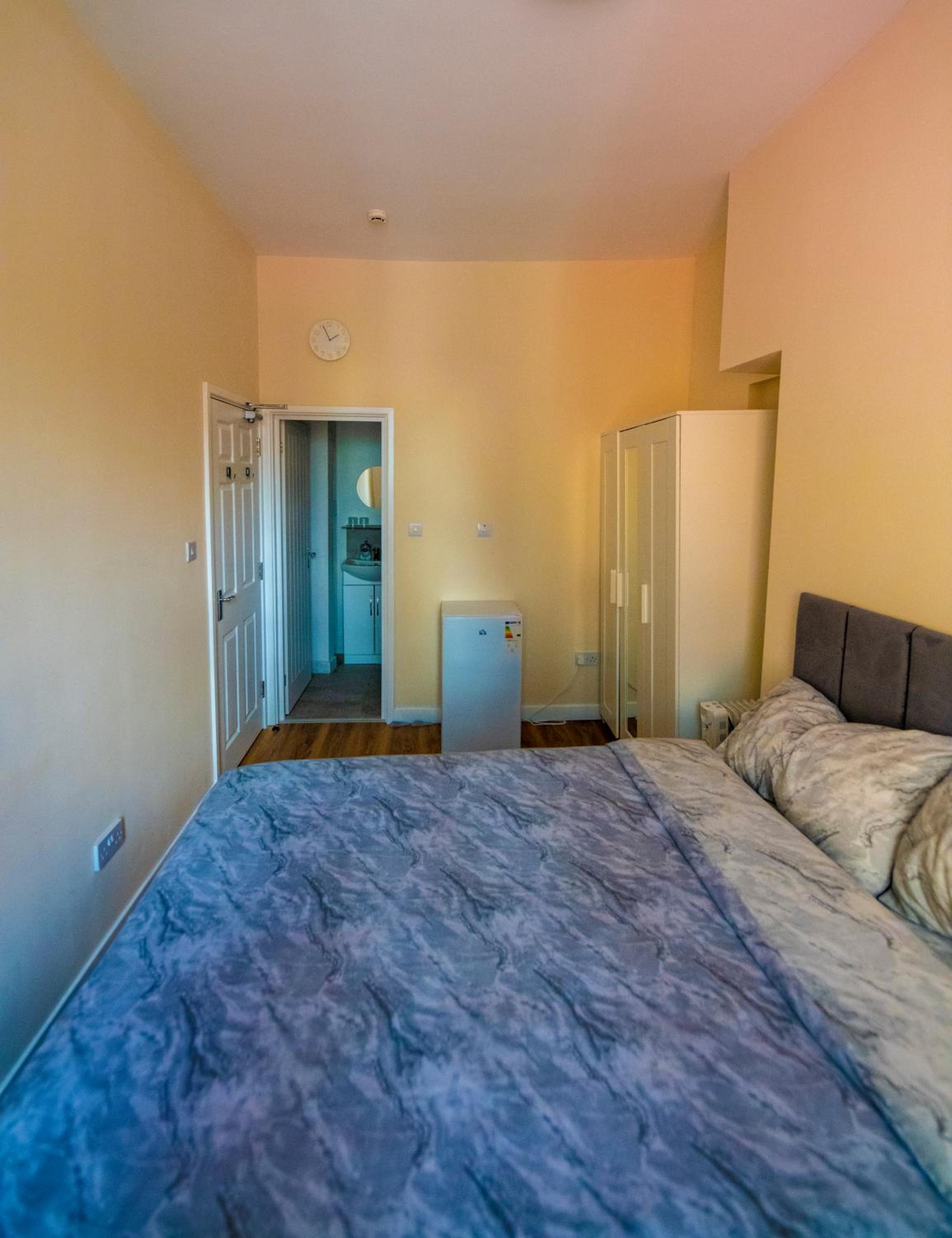 One-Bedroom Apartment photo 2