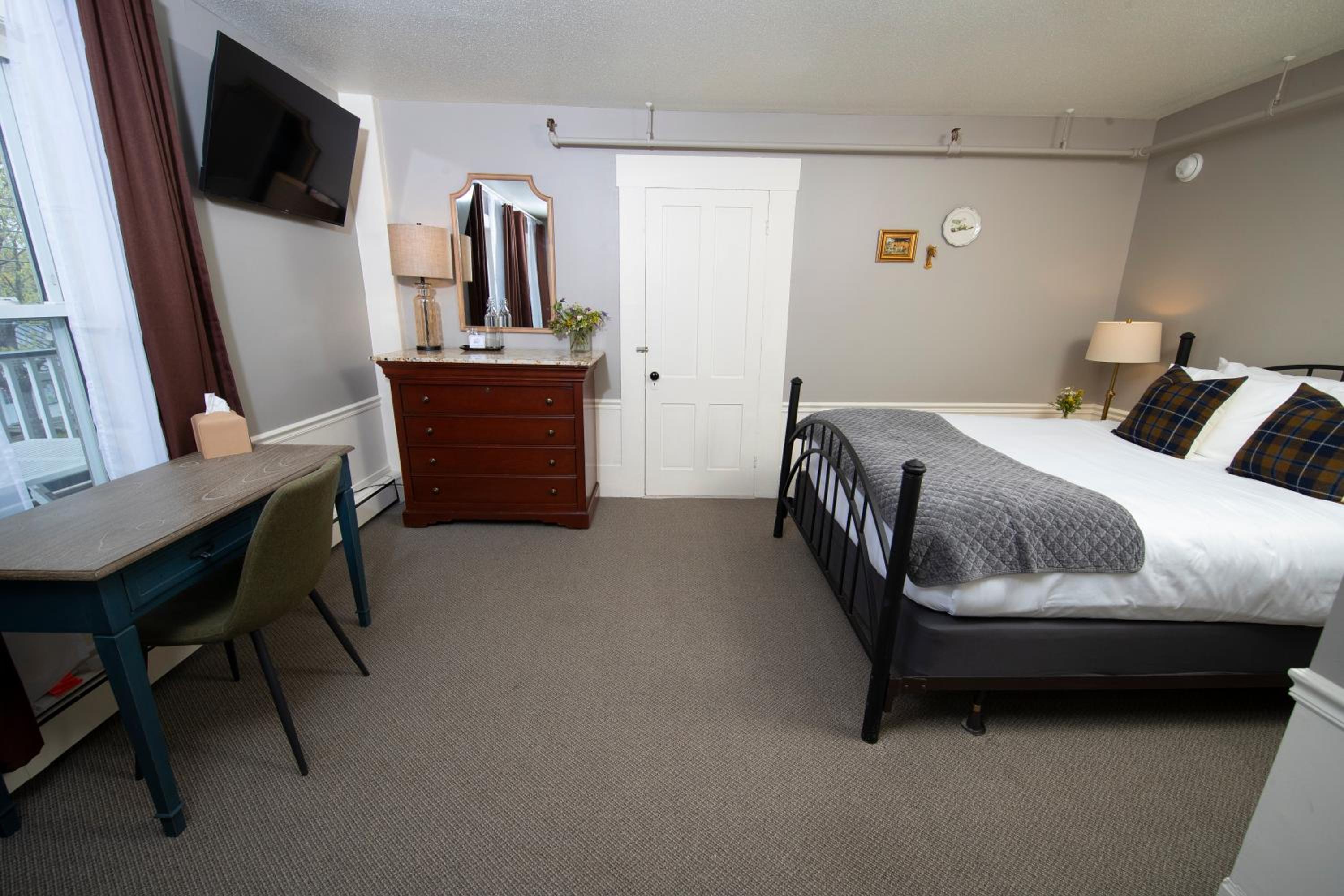 Standard Queen Room