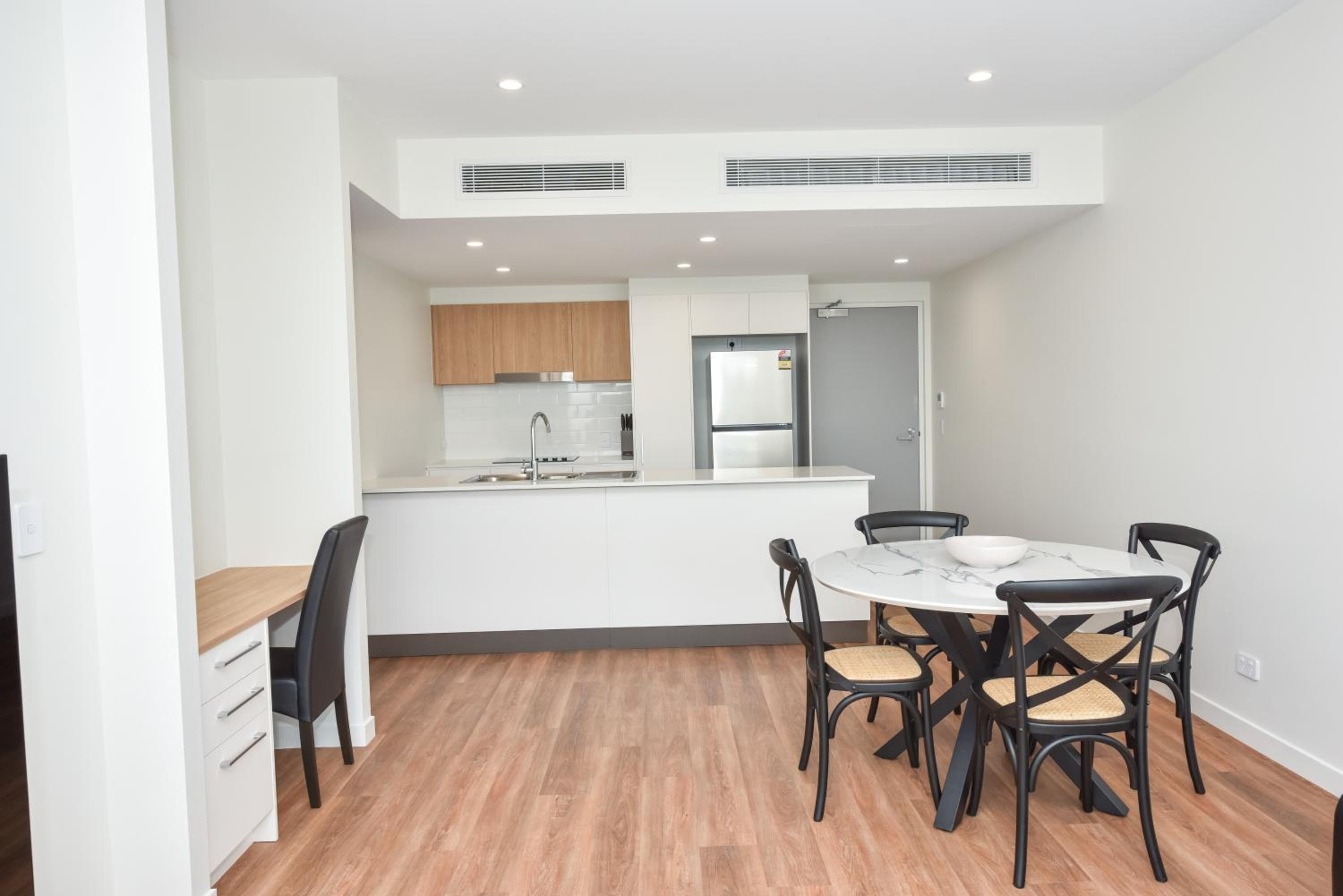 Executive One Bedroom Apartment thumbnail 6
