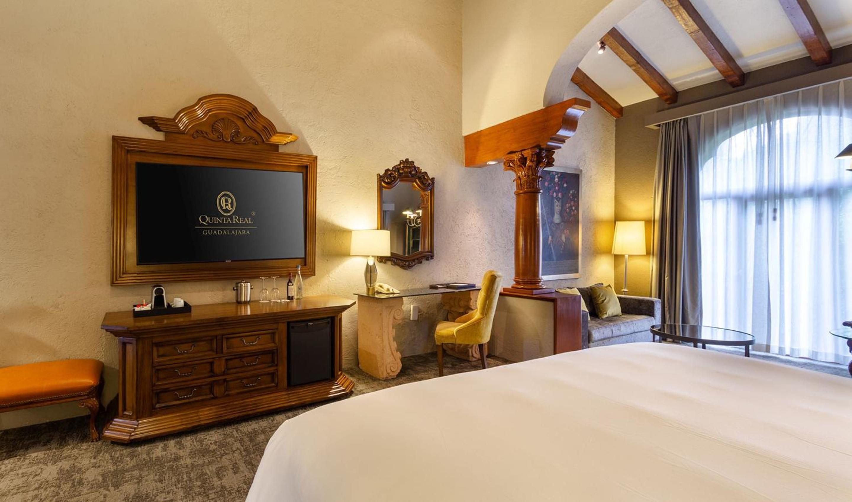 Grand Class King Suite - Photo 3