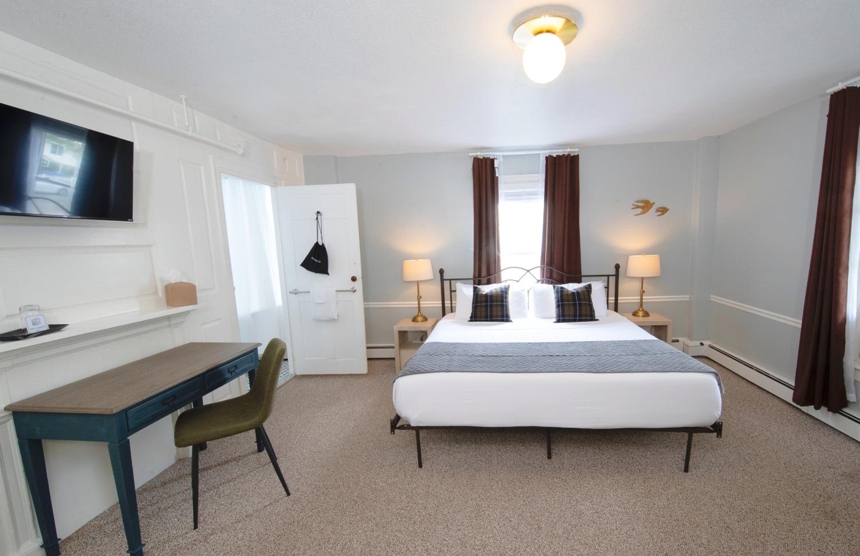 Deluxe King Room photo 1