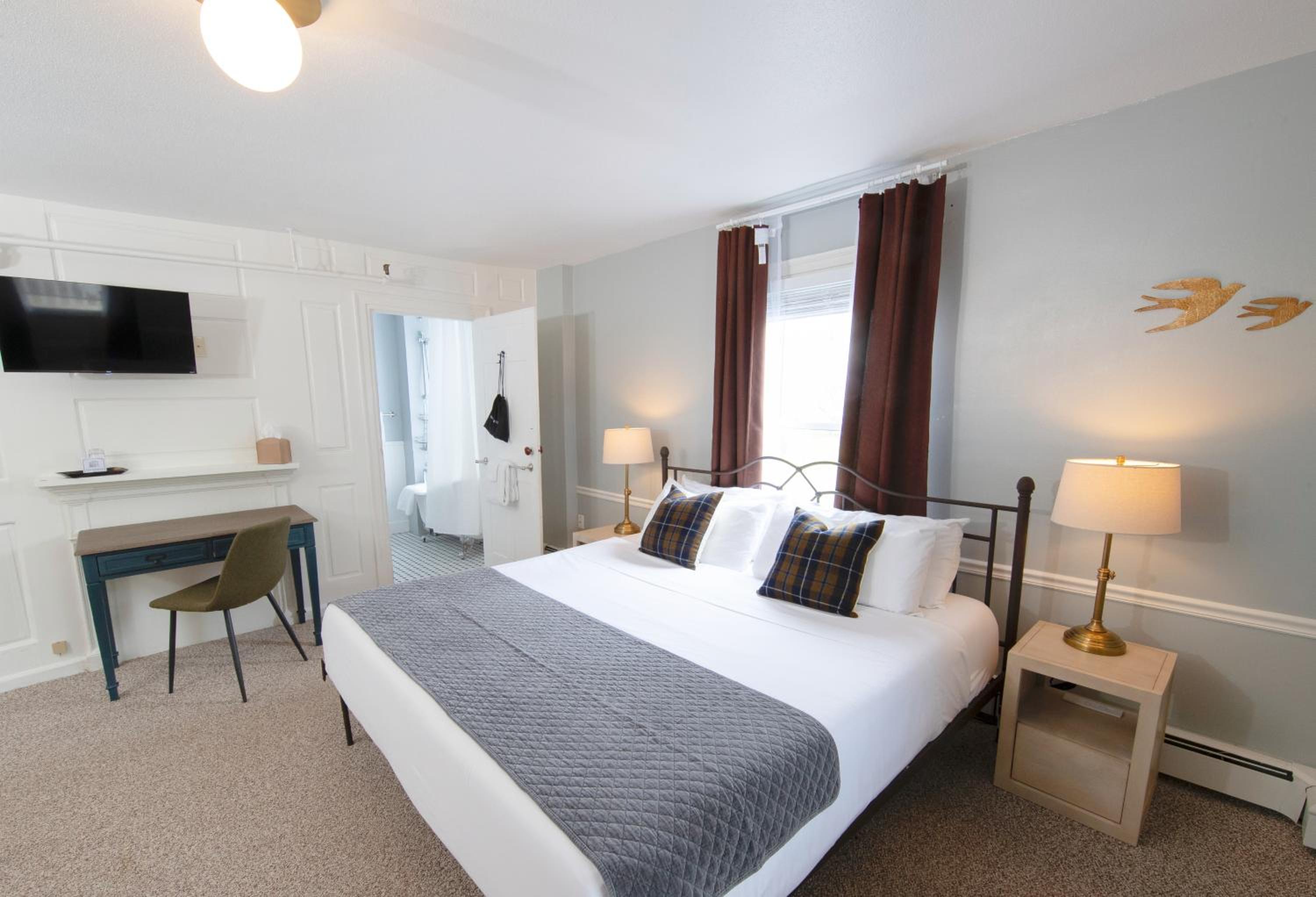 Deluxe King Room photo 2