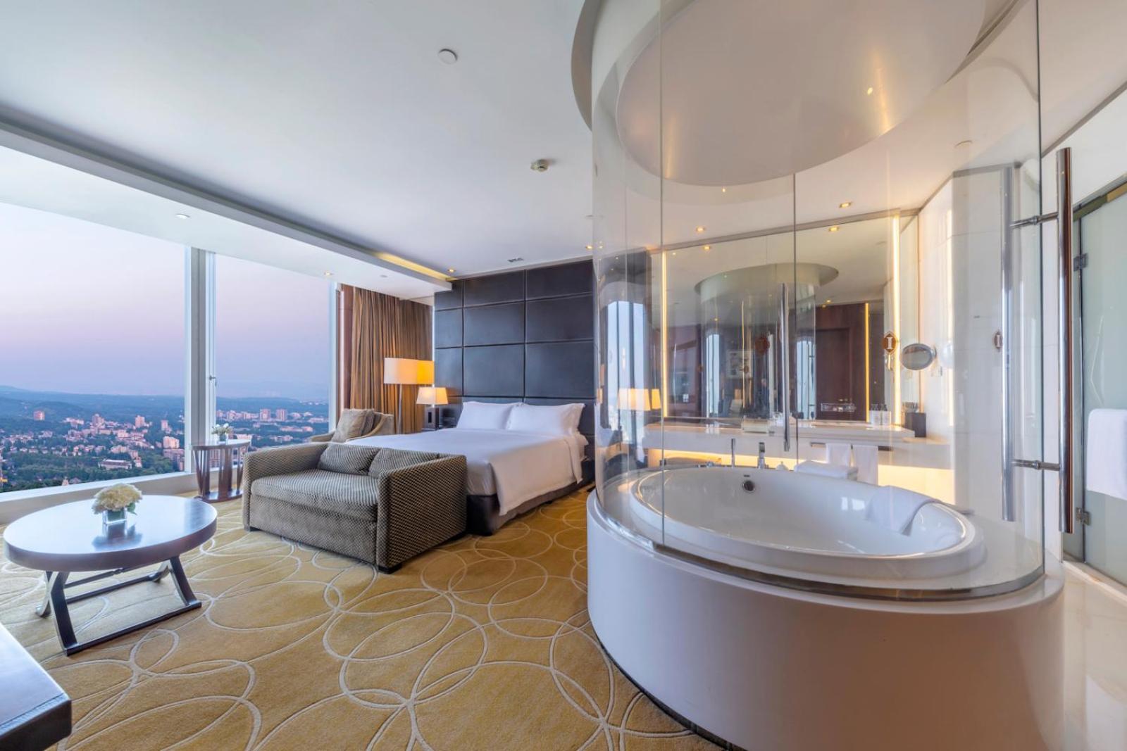 1 King Premium Lake View Lounge Access - Photo 1