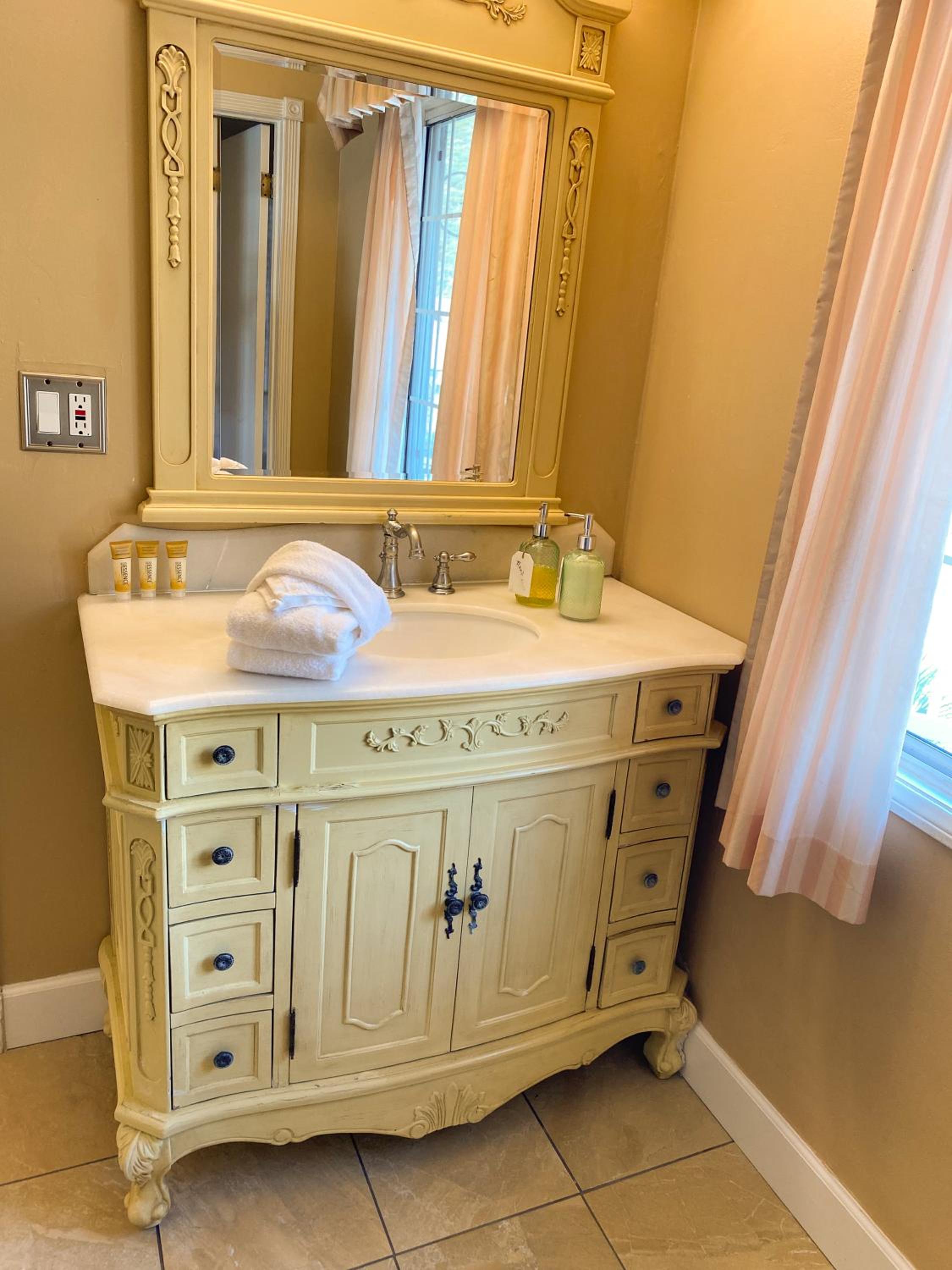 Queen Room Ocean View - Photo 10