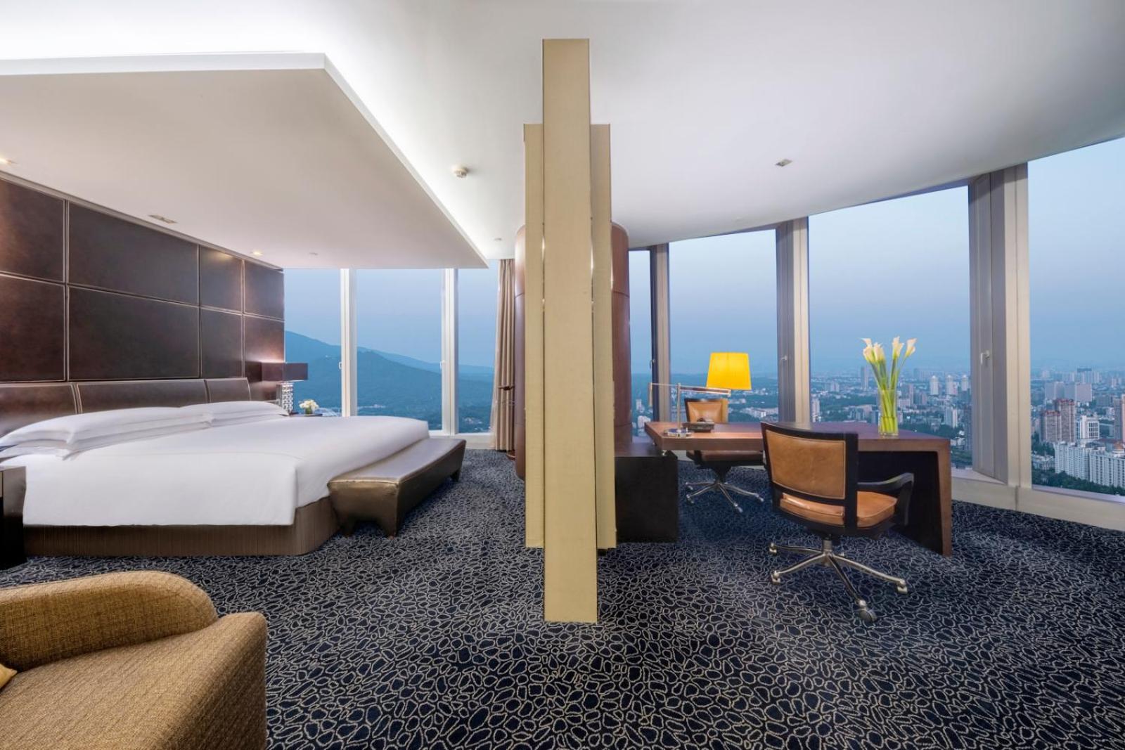 One-Bedroom King Suite with Lake View - Photo 1