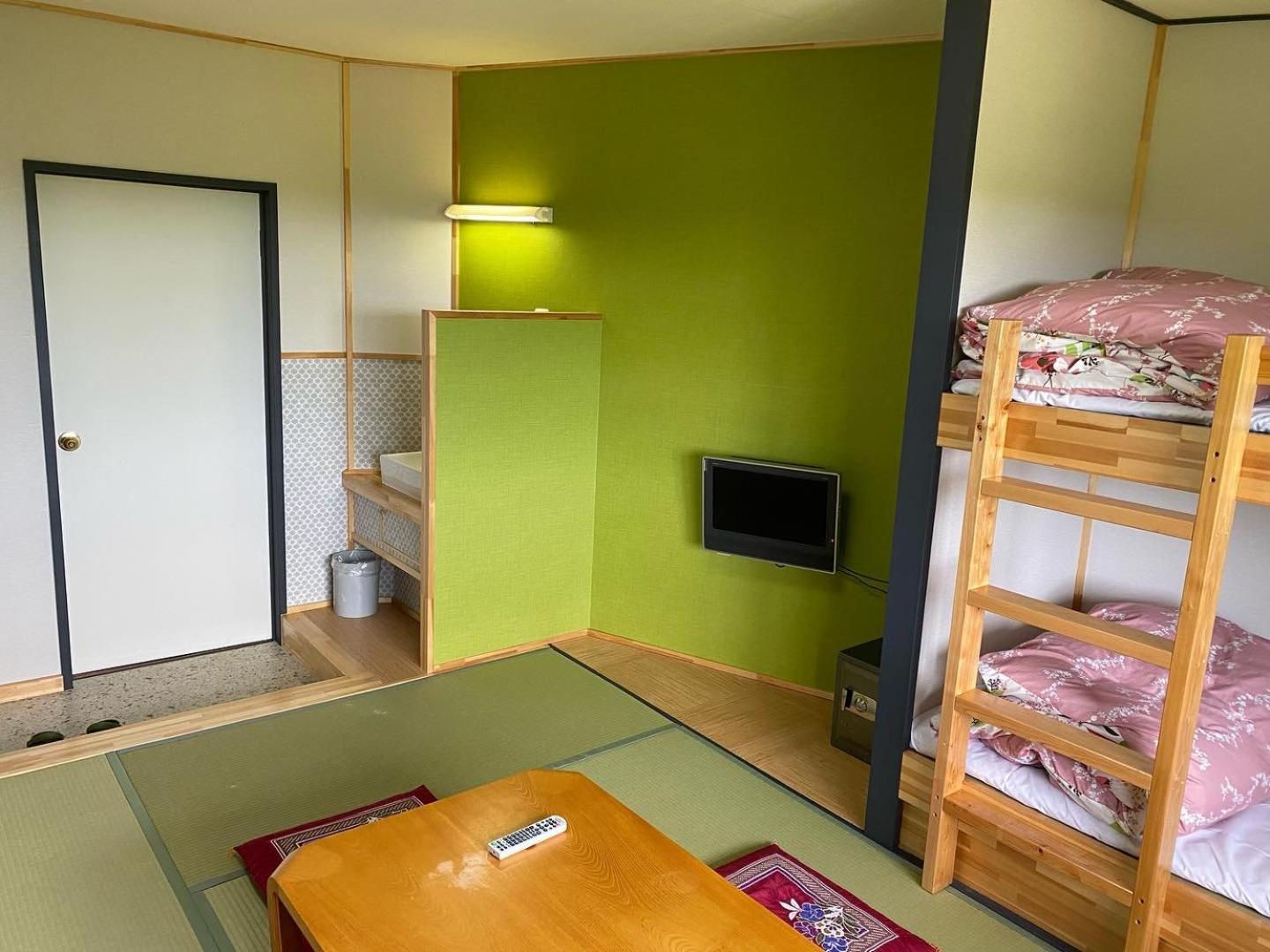 Quadruple Room with Shared Bathroom photo 3